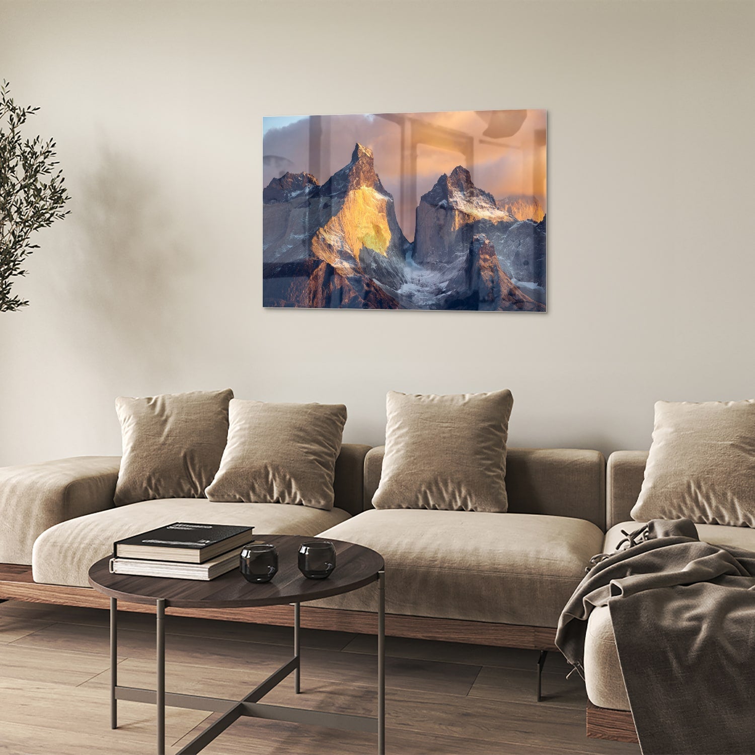 Een glazen schilderij van majestueuze bergen met gouden ochtendlicht
