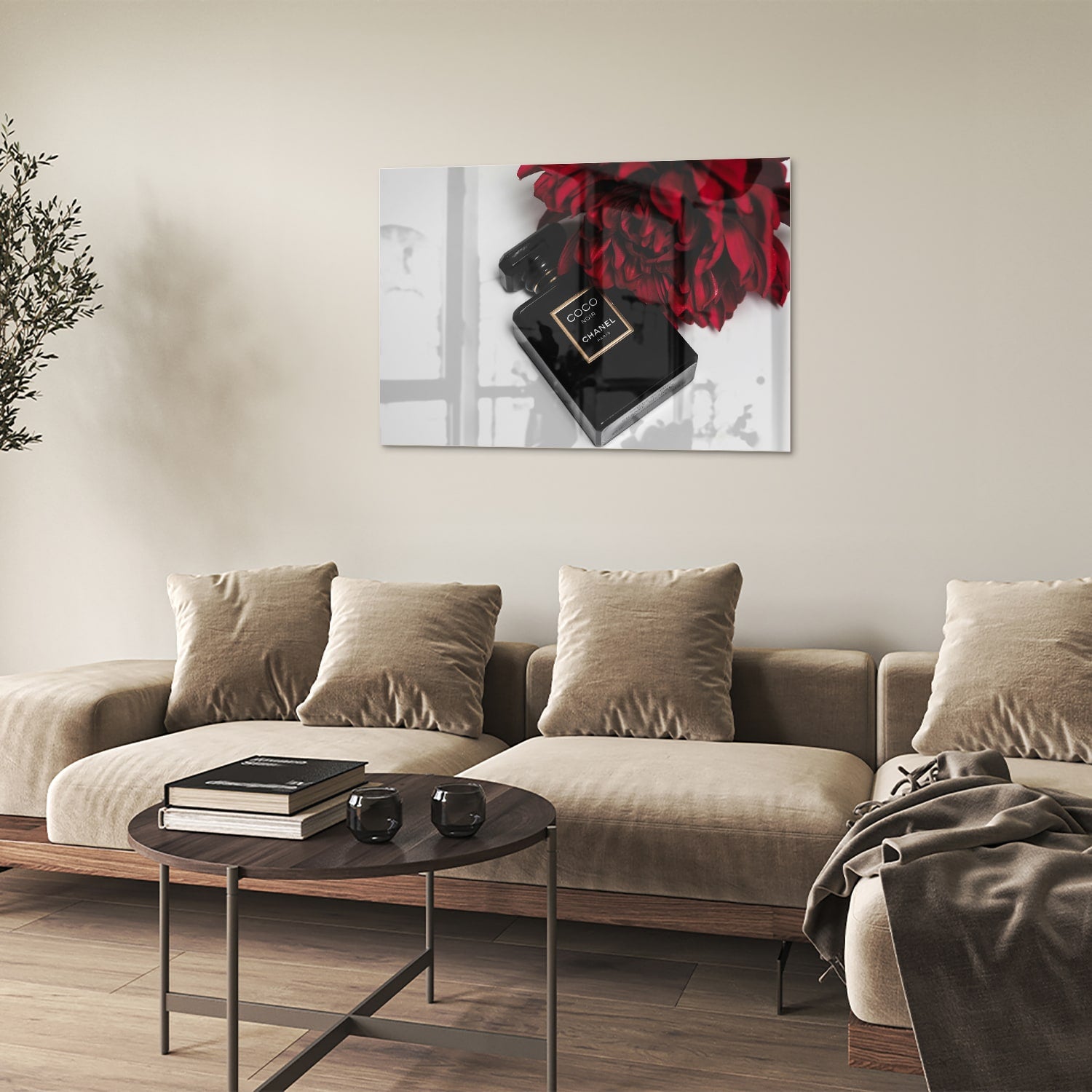 Glazen schilderij van parfumfles met rode bloemen op een witte muur