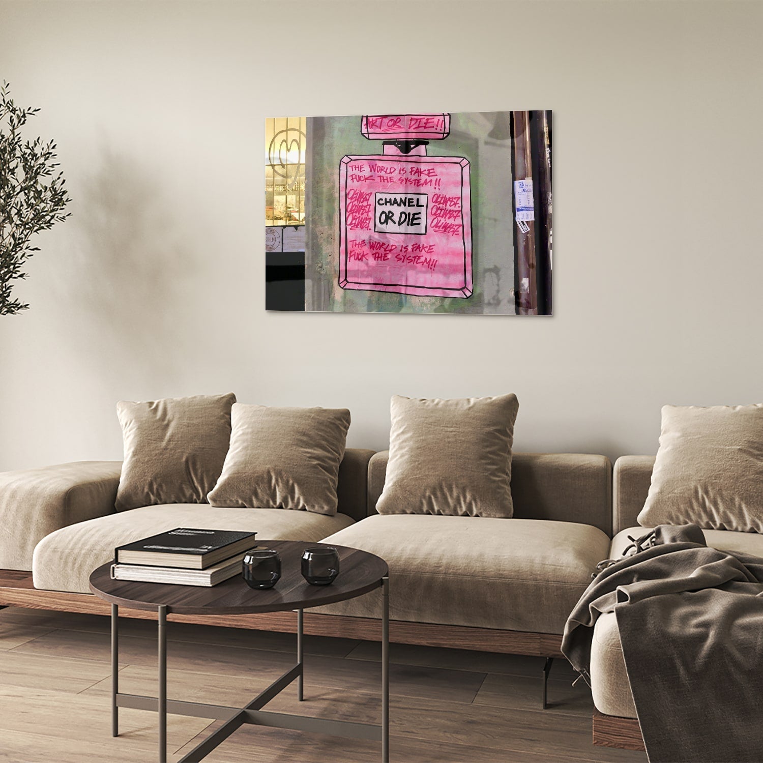 Glazen schilderij met de tekst 'Chanel or Die' in felle kleuren aan de muur.
