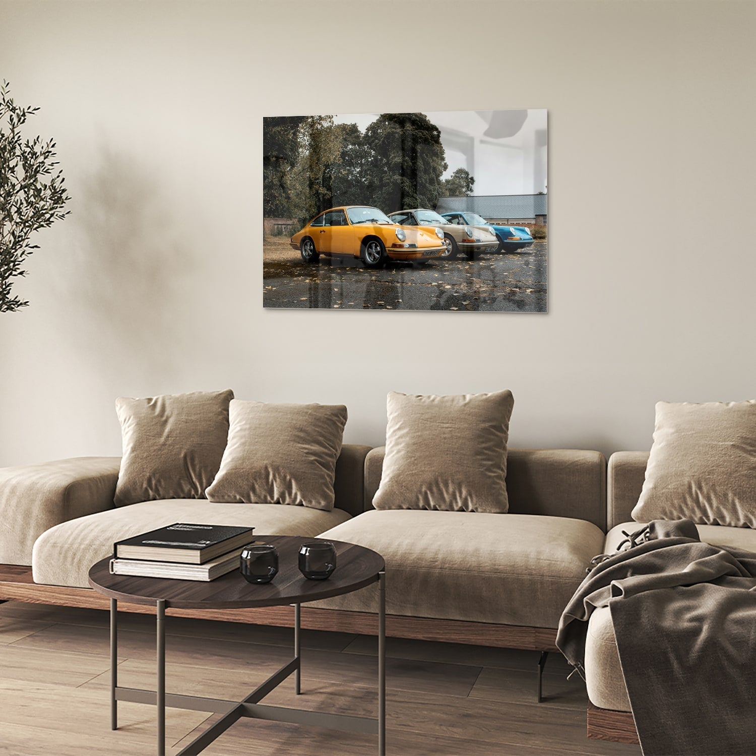 Glazen schilderij van een gele auto in een moderne woonkamer