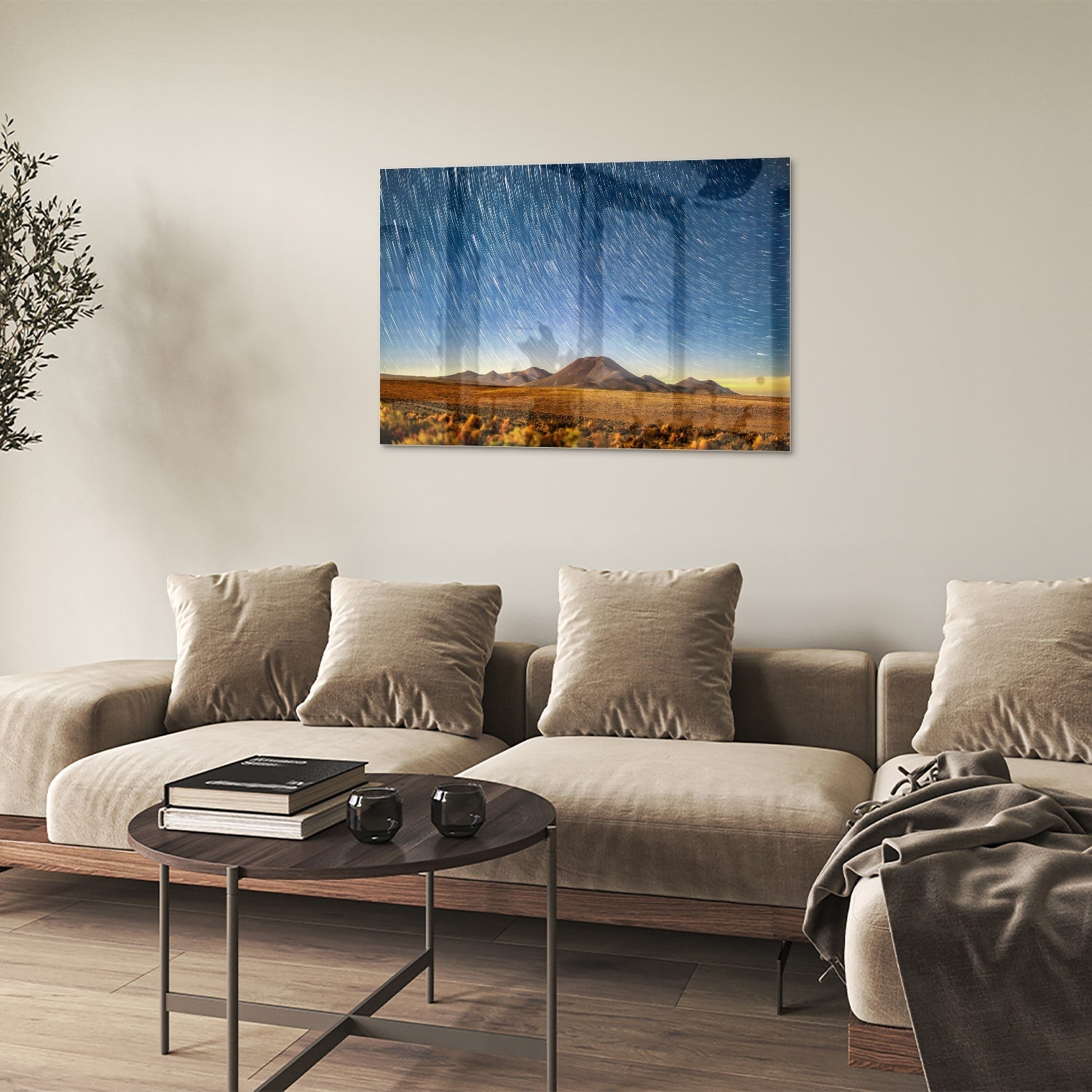 Glazen schilderij met sterrenhemel boven bergen, hangend aan de muur.