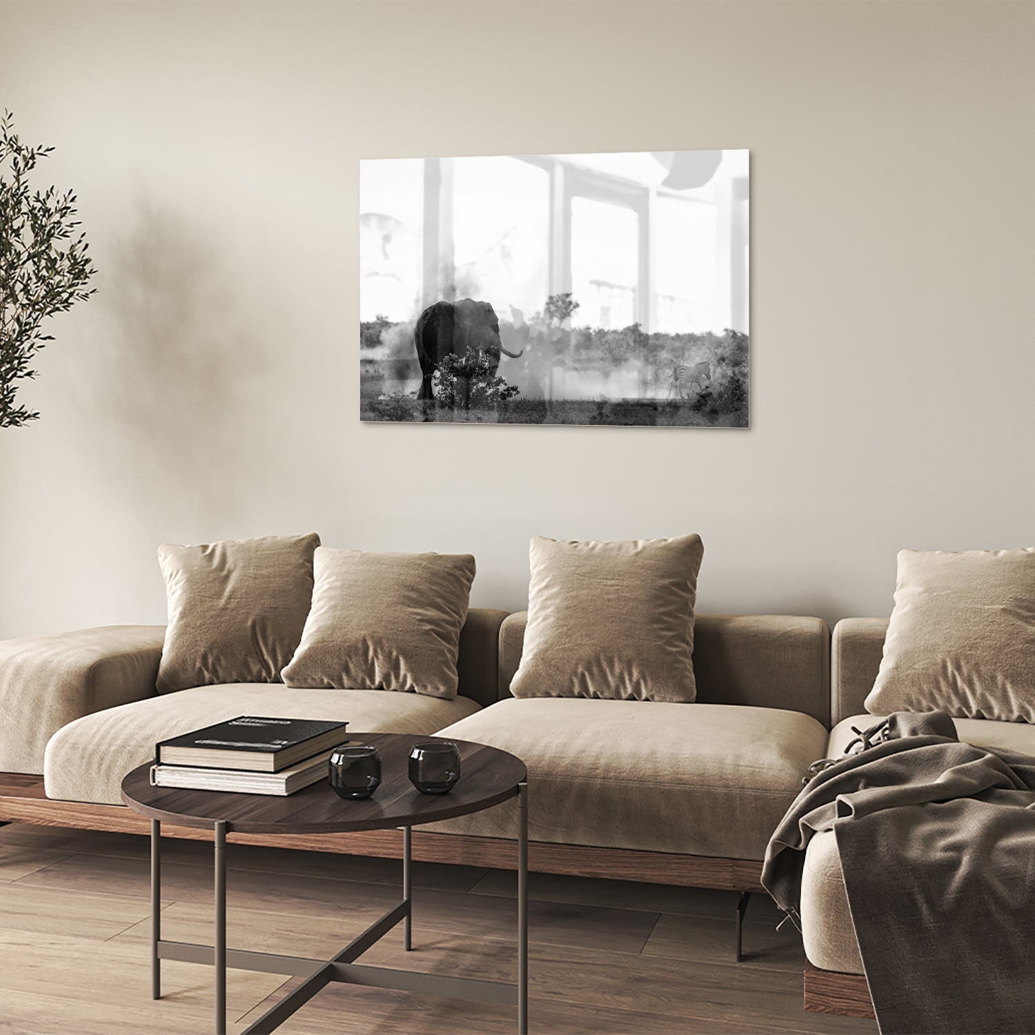 Zwart-wit glazen schilderij van een olifant aan de muur in een modern interieur.