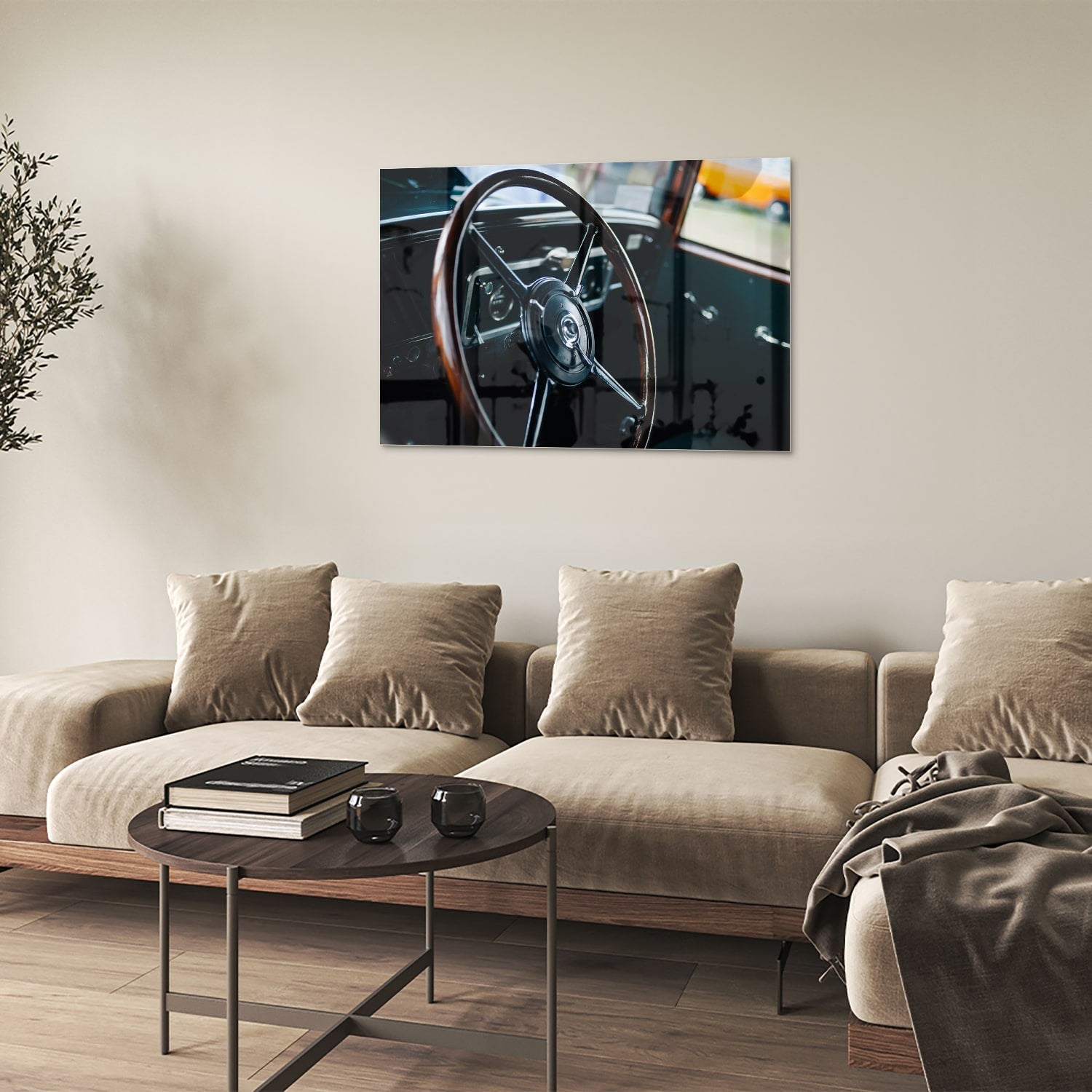 Glazen schilderij van een vintage autostuur aan de muur