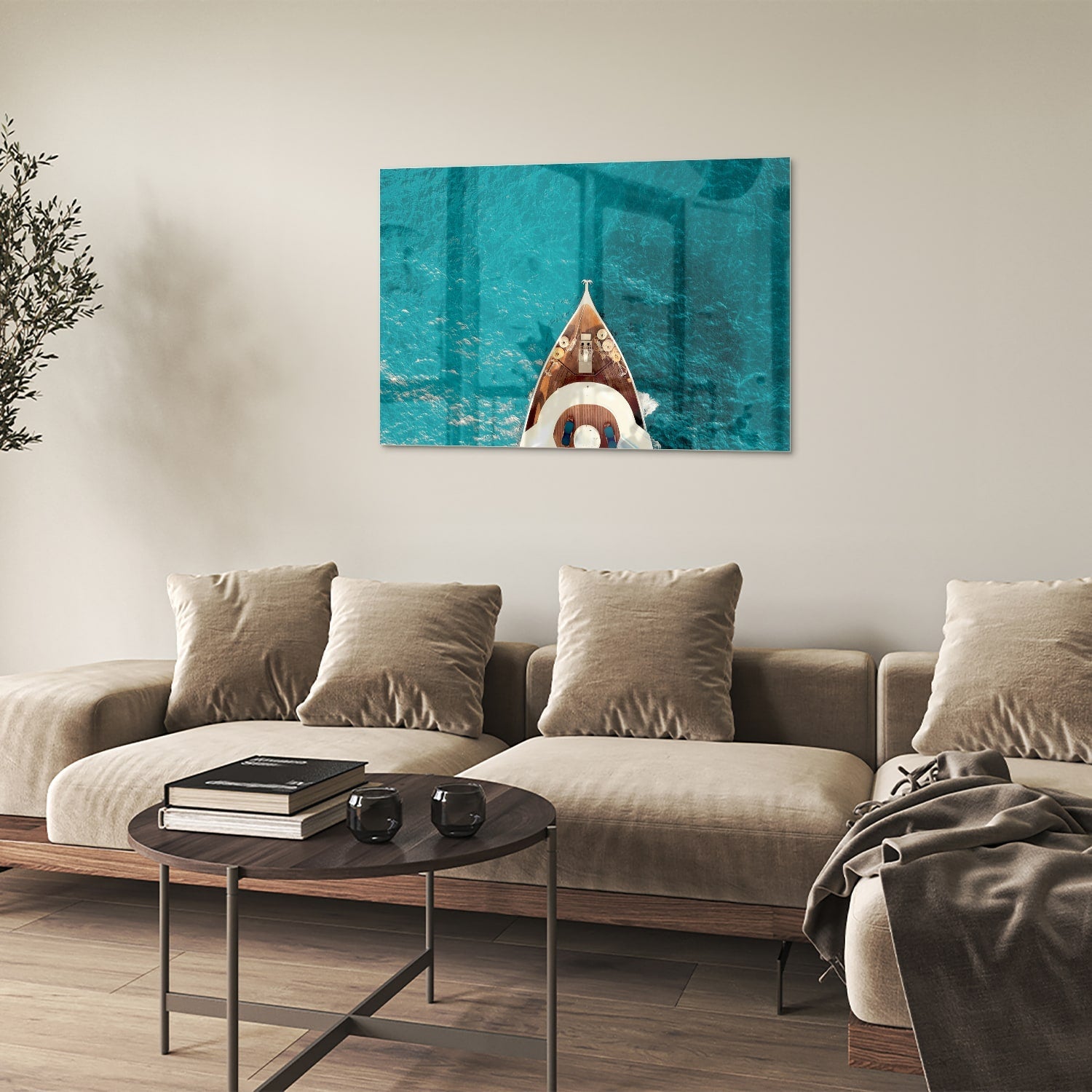 Glazen schilderij van een boot die boven helder turquoise water ligt.