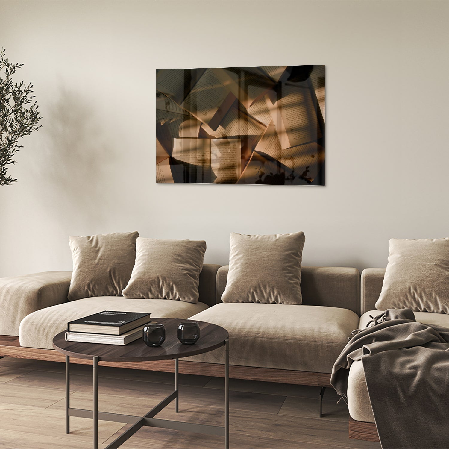 Glazen schilderij met abstracte vormen in moderne woonkamer