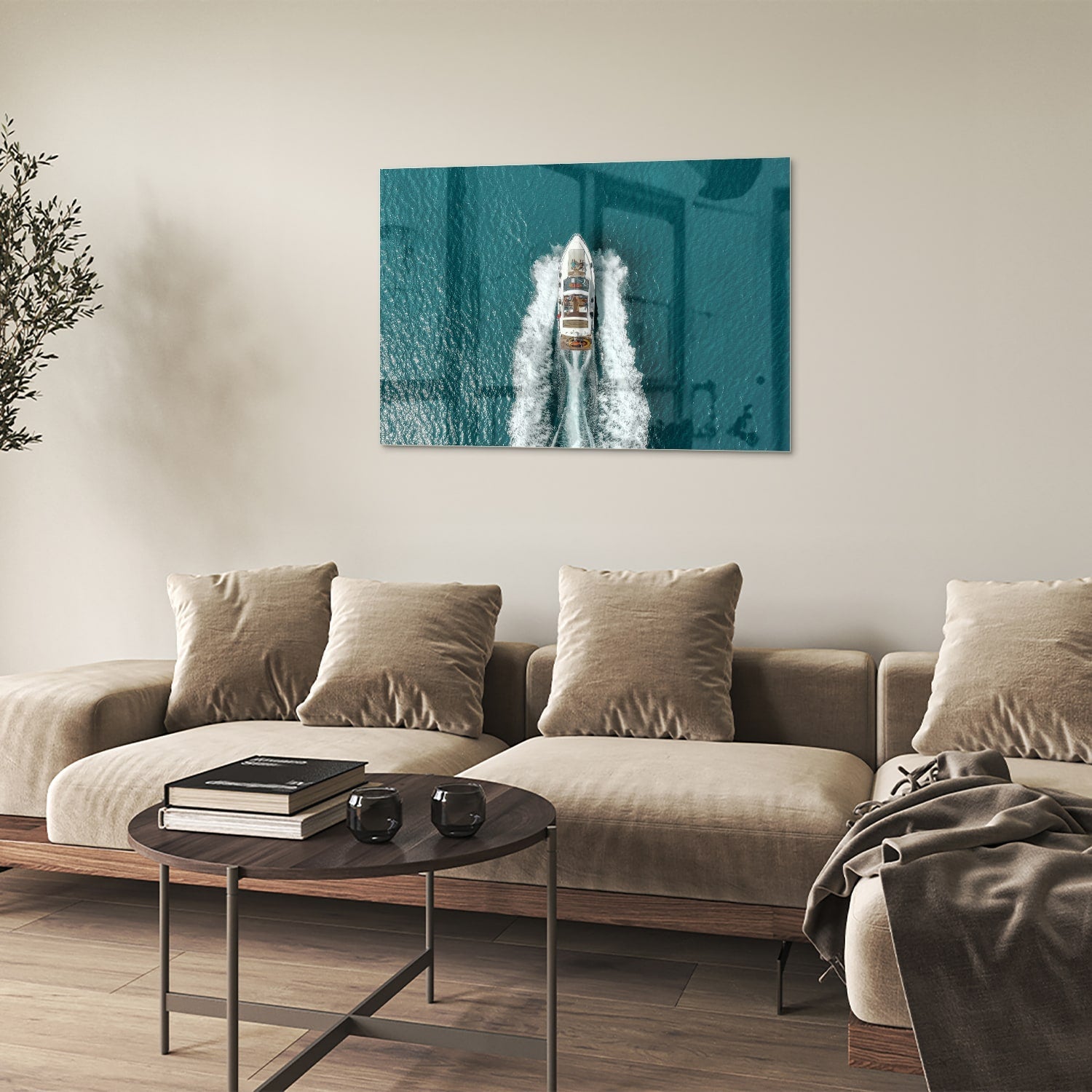 Glazen schilderij van een boot die door turquoise water vaart.