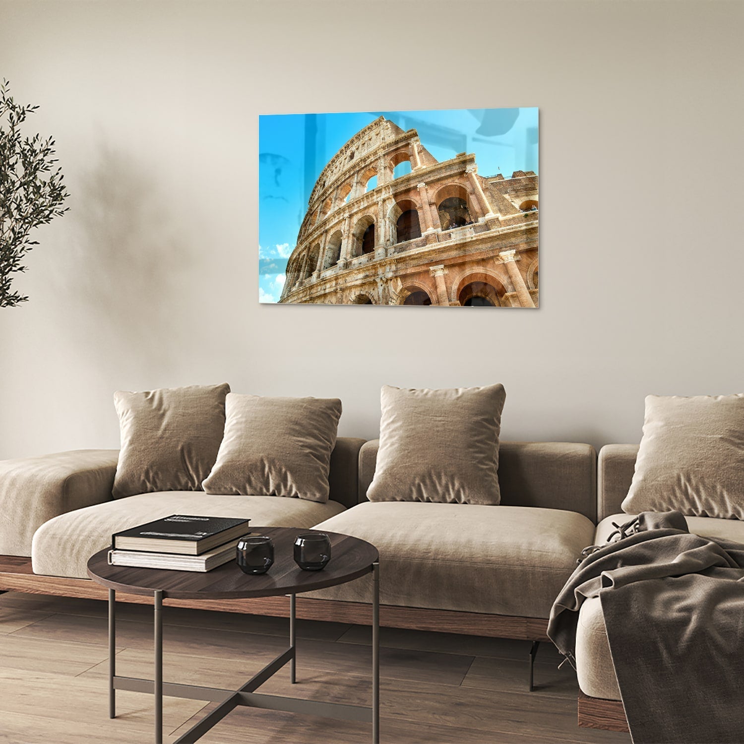 Een glazen schilderij van het Colosseum in Rome met een blauwe lucht achtergrond.