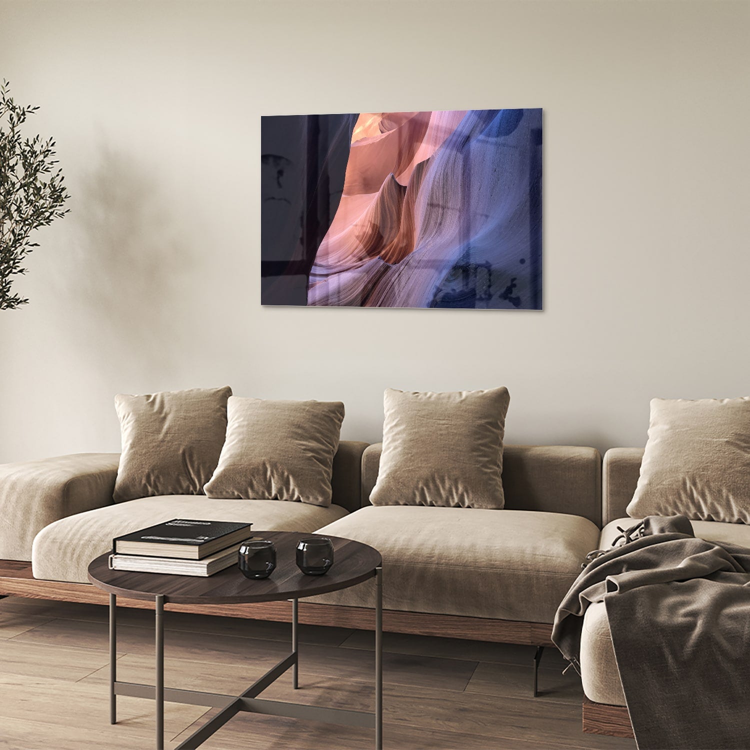 Abstract glazen schilderij met warme kleuren aan de muur
