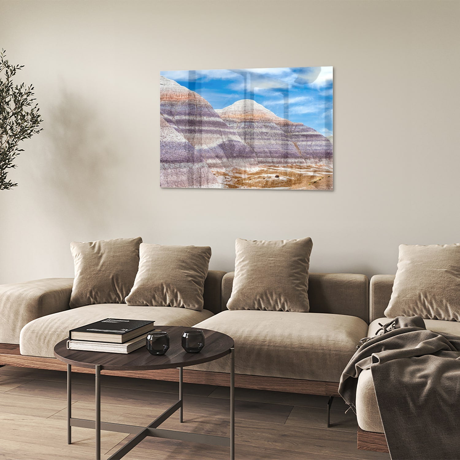 Glazen schilderij van bergen met een blauwe lucht in een moderne woonkamer.