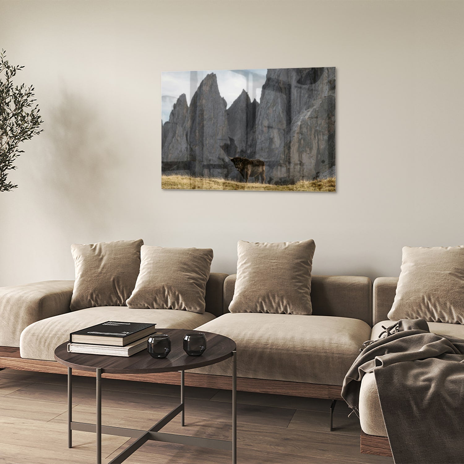 Glas schilderij van bergen met een koe in een groene wei.