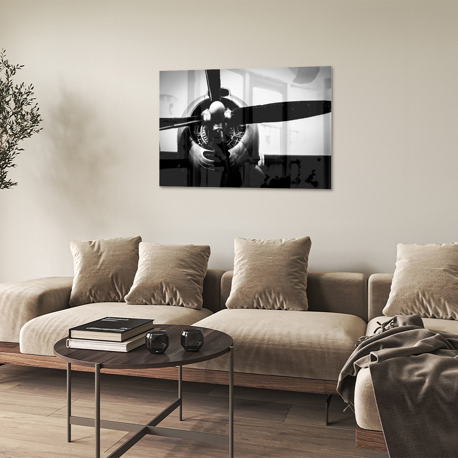 Zwart-wit glazen schilderij van een vintage vliegtuigpropeller tegen een lichte muur.