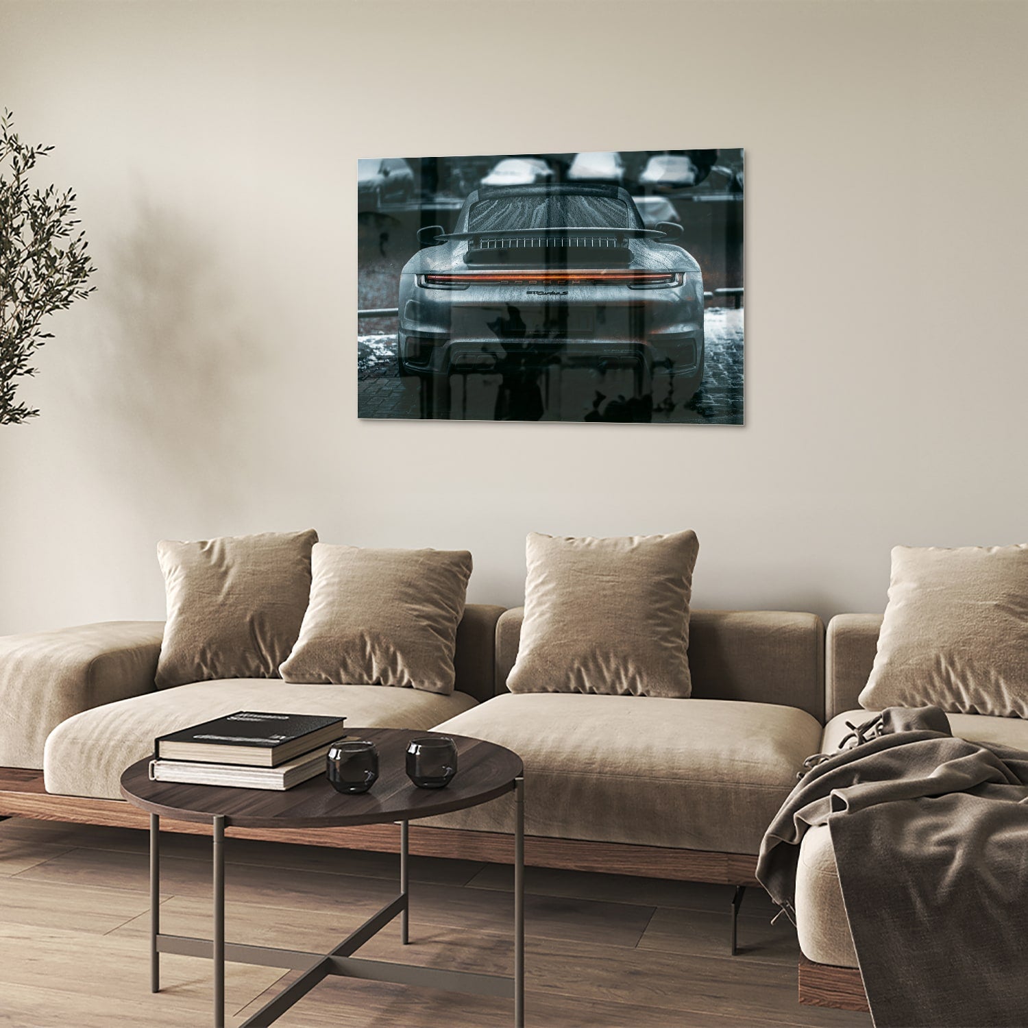 Glazen schilderij van een sportwagen aan de muur in een lichte woonkamer.