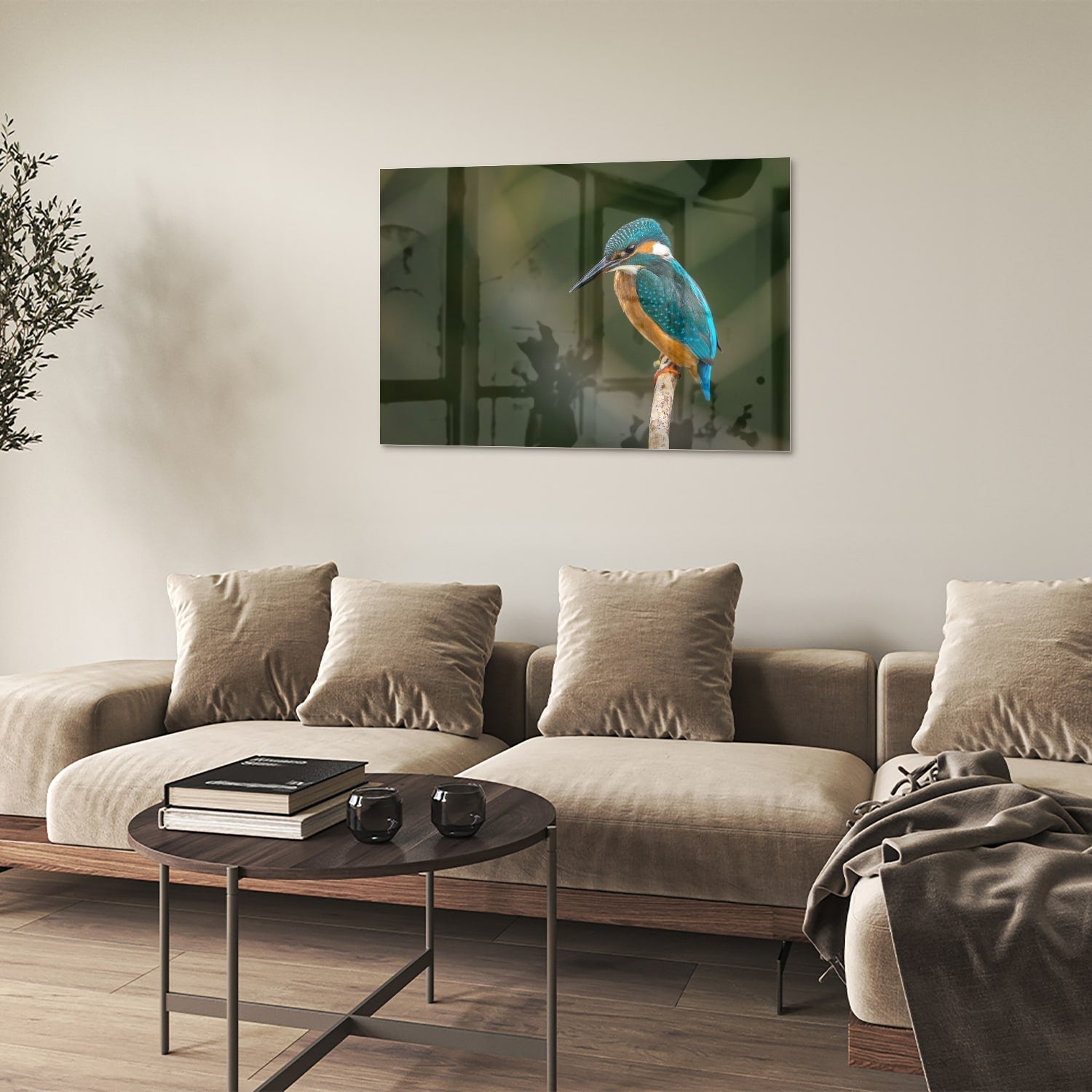 Een glazen schilderij van een ijsvogel die op een tak zit, kleurrijk en gedetailleerd.