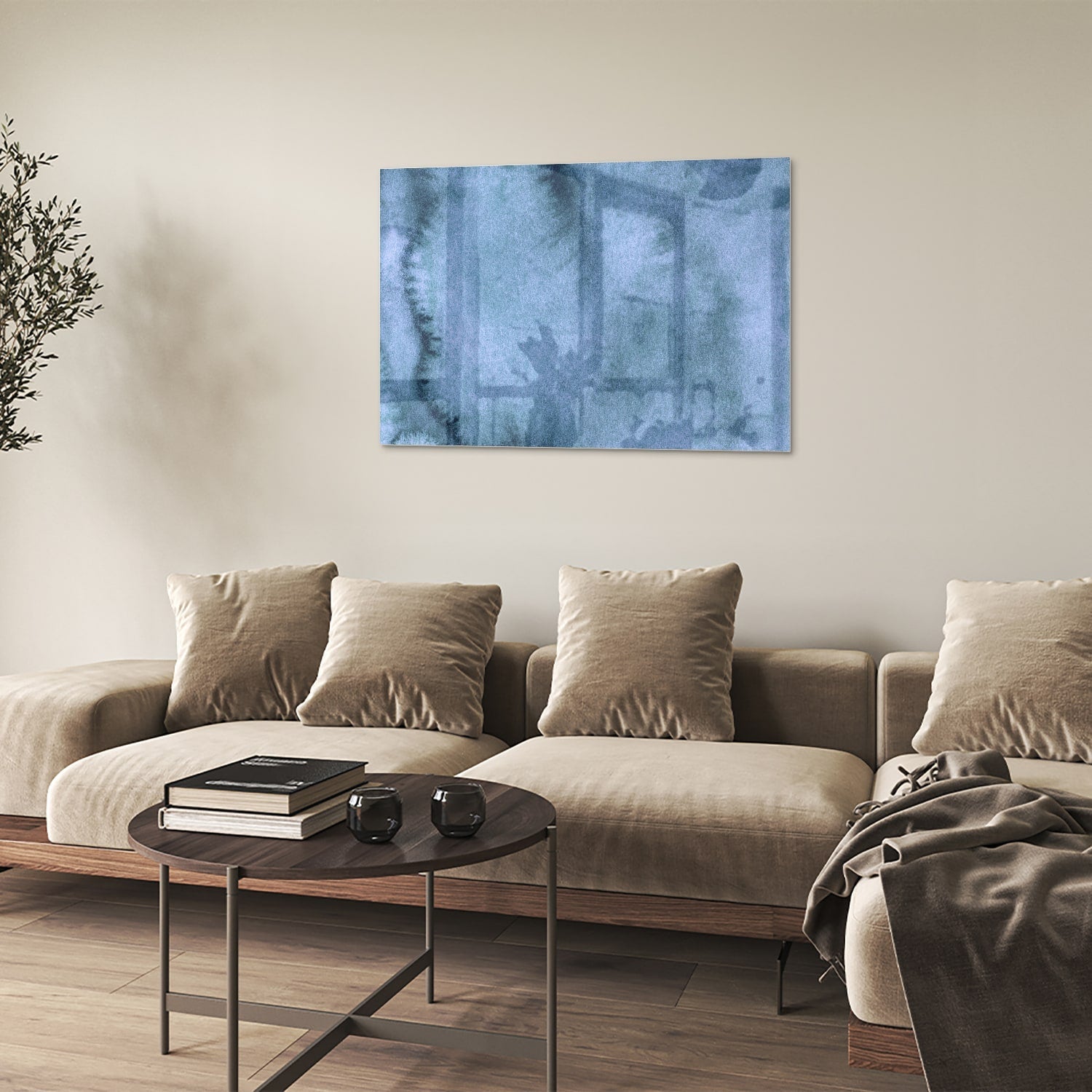 Blauw glazen schilderij aan de muur boven een houten kast in een elegant interieur.