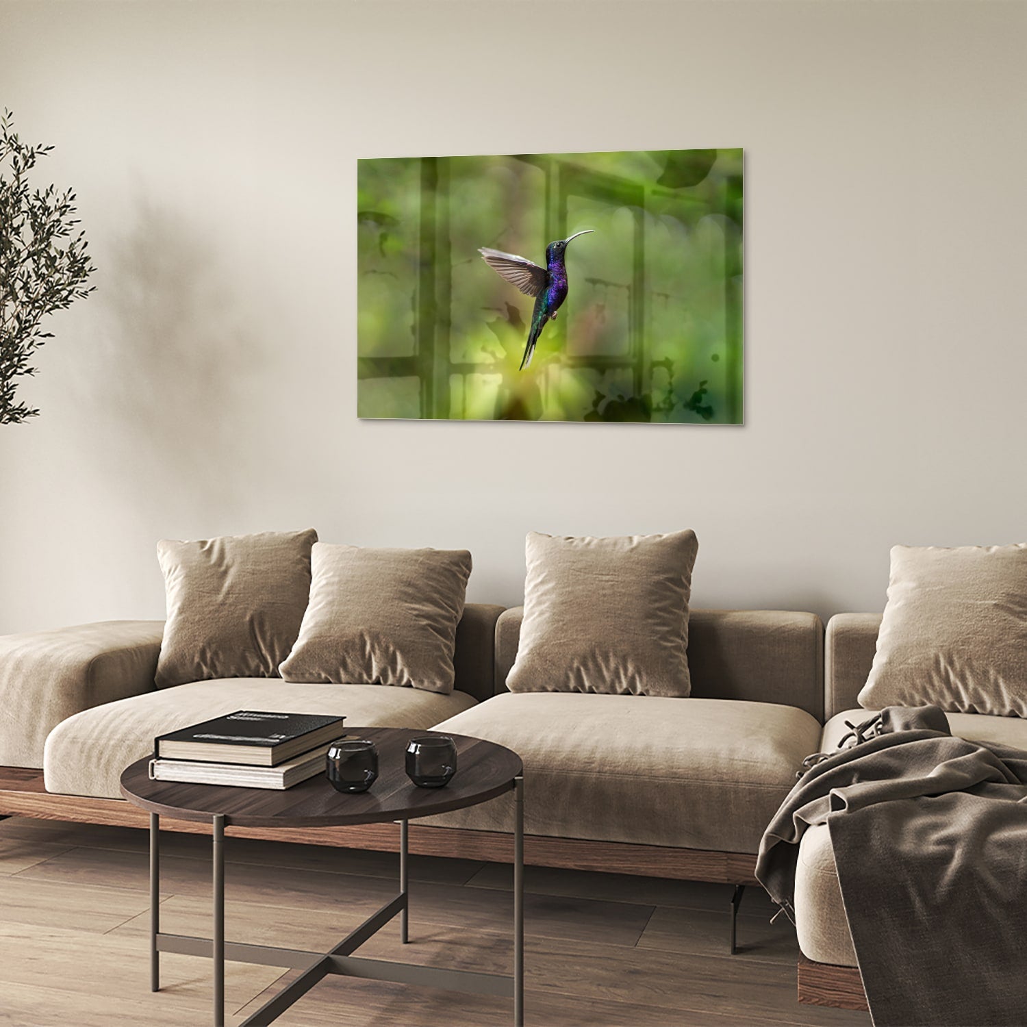 Een glazen schilderij van een kolibrie die vloog voor een groene achtergrond in een lichte kamer.