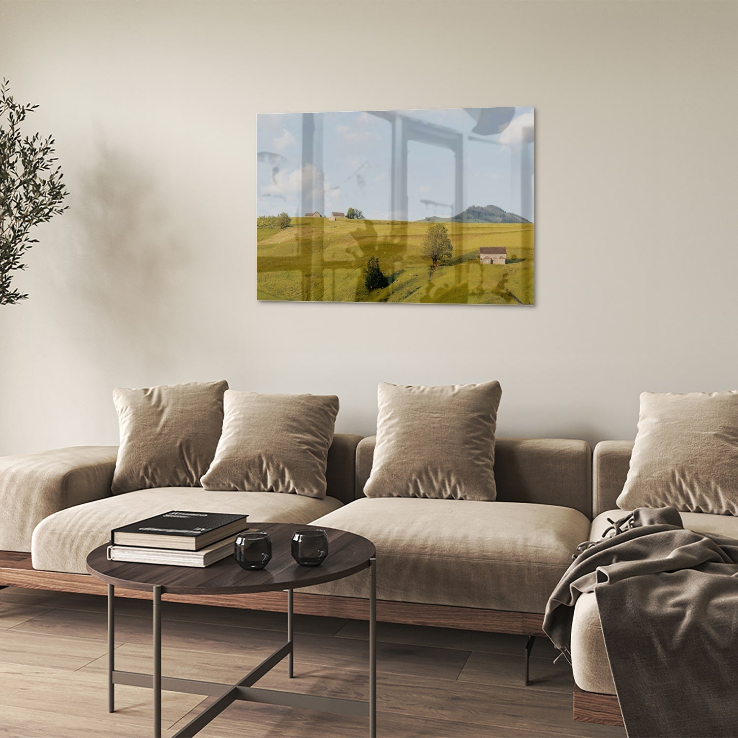 Glazen schilderij met groene heuvels en boerderijen op een witte muur.