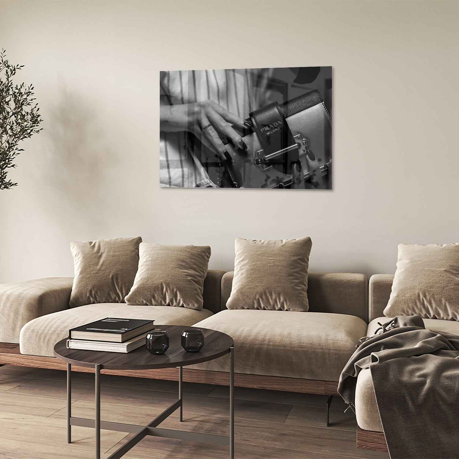 Glazen schilderij met close-up van luxe accessoires op een wand.