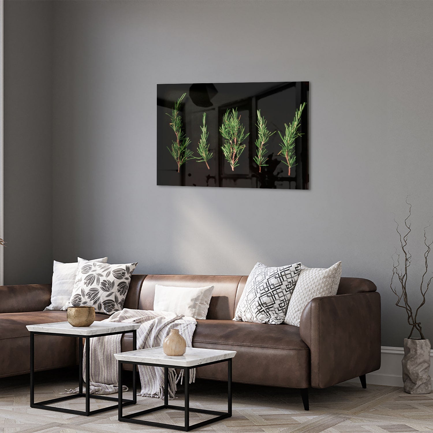 Glazen schilderij met illustraties van groene takken aan een wand.