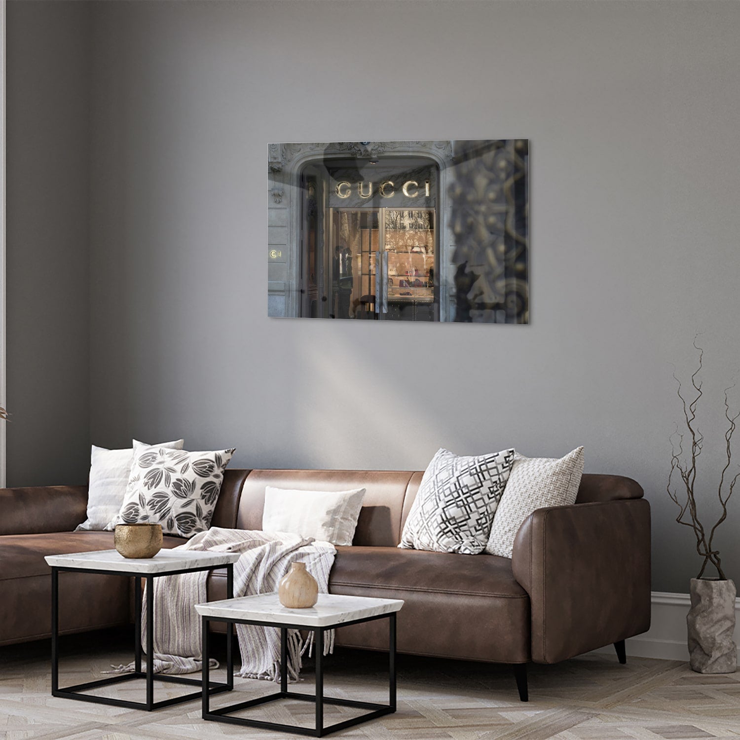 Elegant glazen schilderij van de Gucci etalage in een modern interieur.