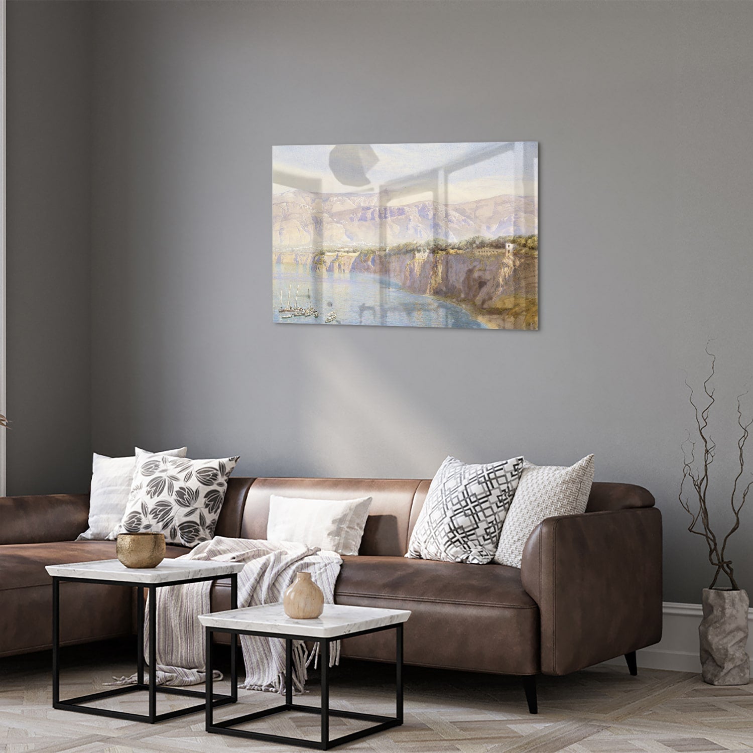 Glazen schilderij van een berglandschap met een rivier, hangend aan de muur.