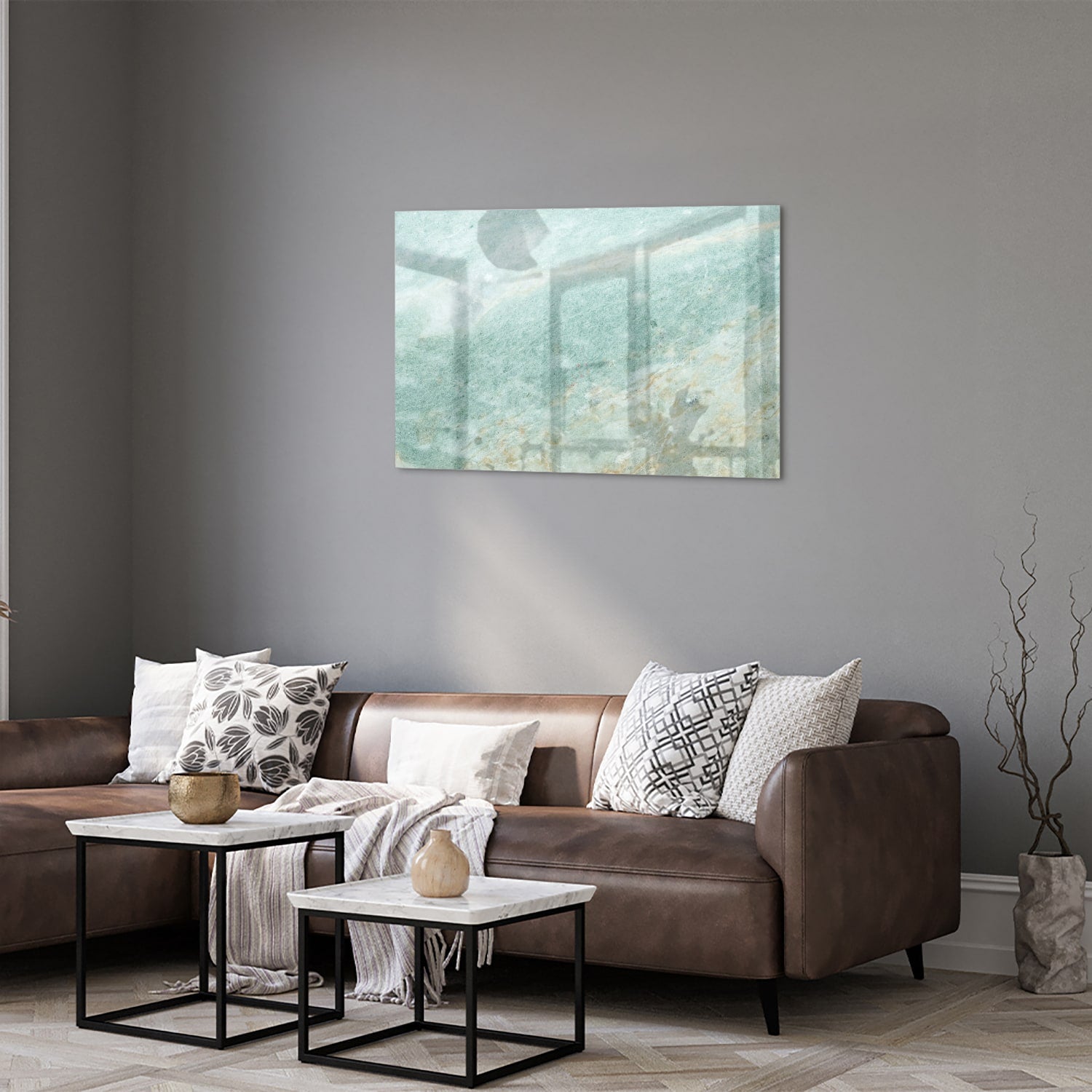 Abstract glazen schilderij in groentinten aan de muur in een moderne woonkamer.