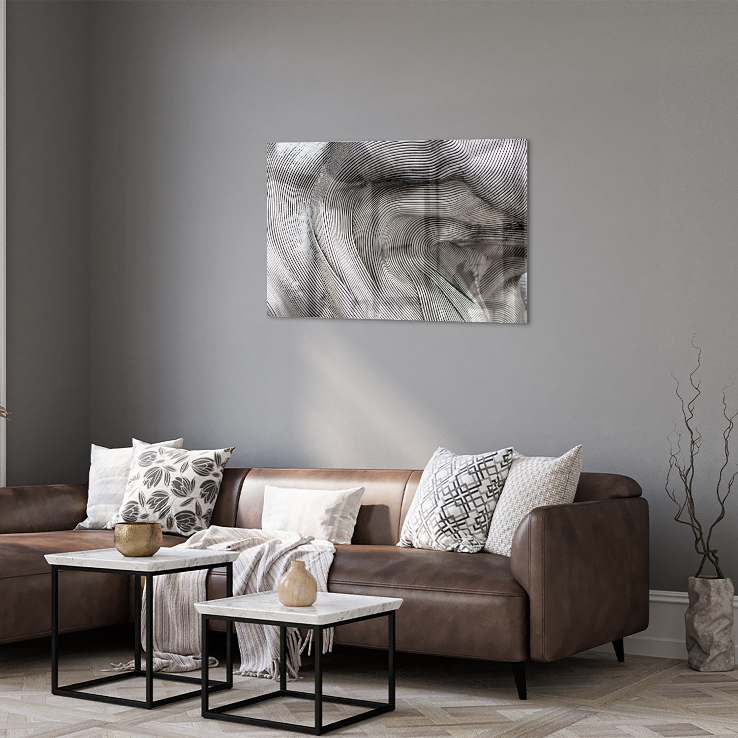 Abstract glazen schilderij met golvende lijnen in een lichte ruimte
