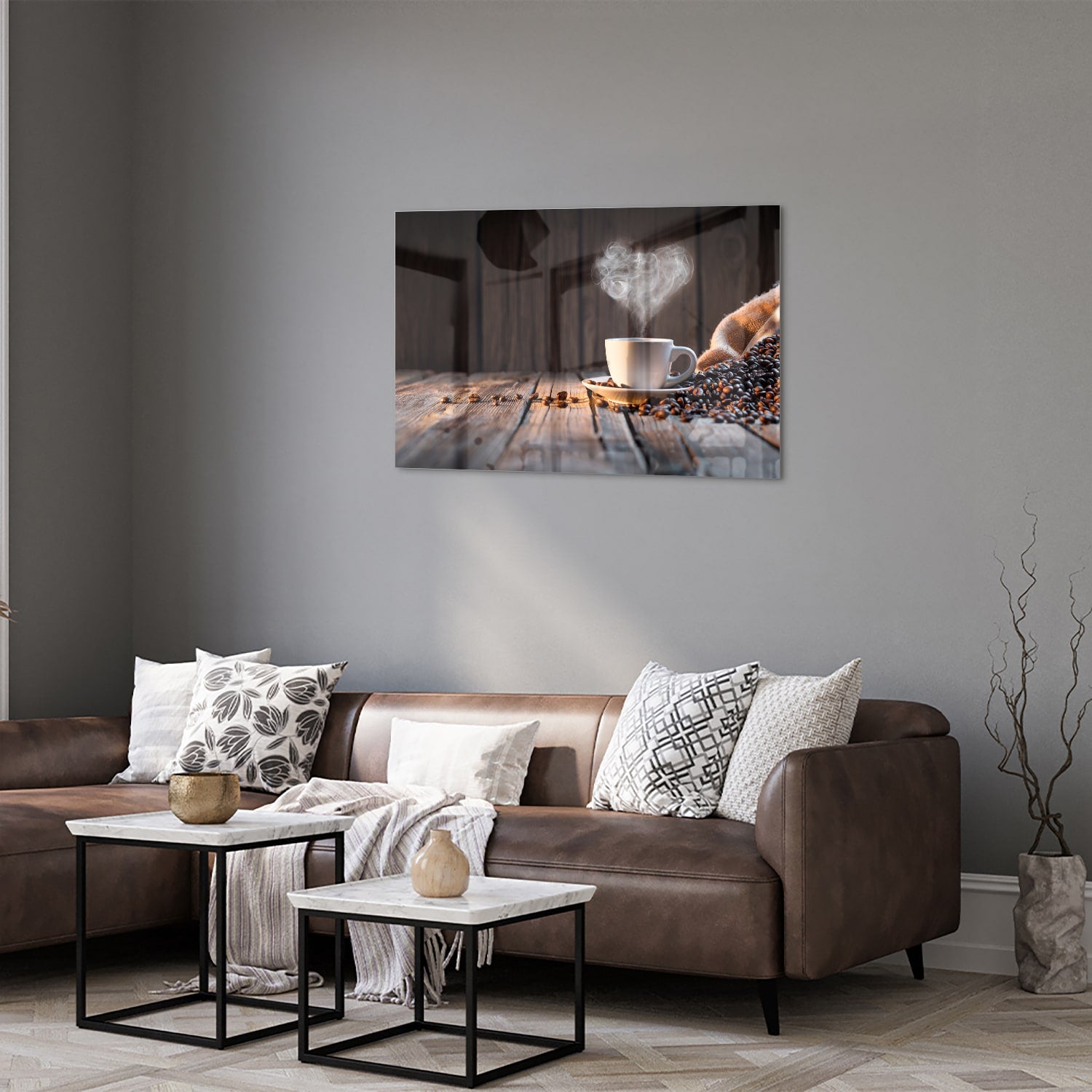 Glazen schilderij met een dampende kop koffie en koffiebonen op een houten tafel.