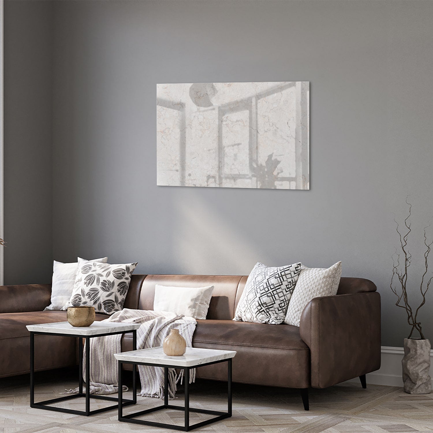Abstract glazen schilderij met lichte marmerlook aan de muur in een modern interieur