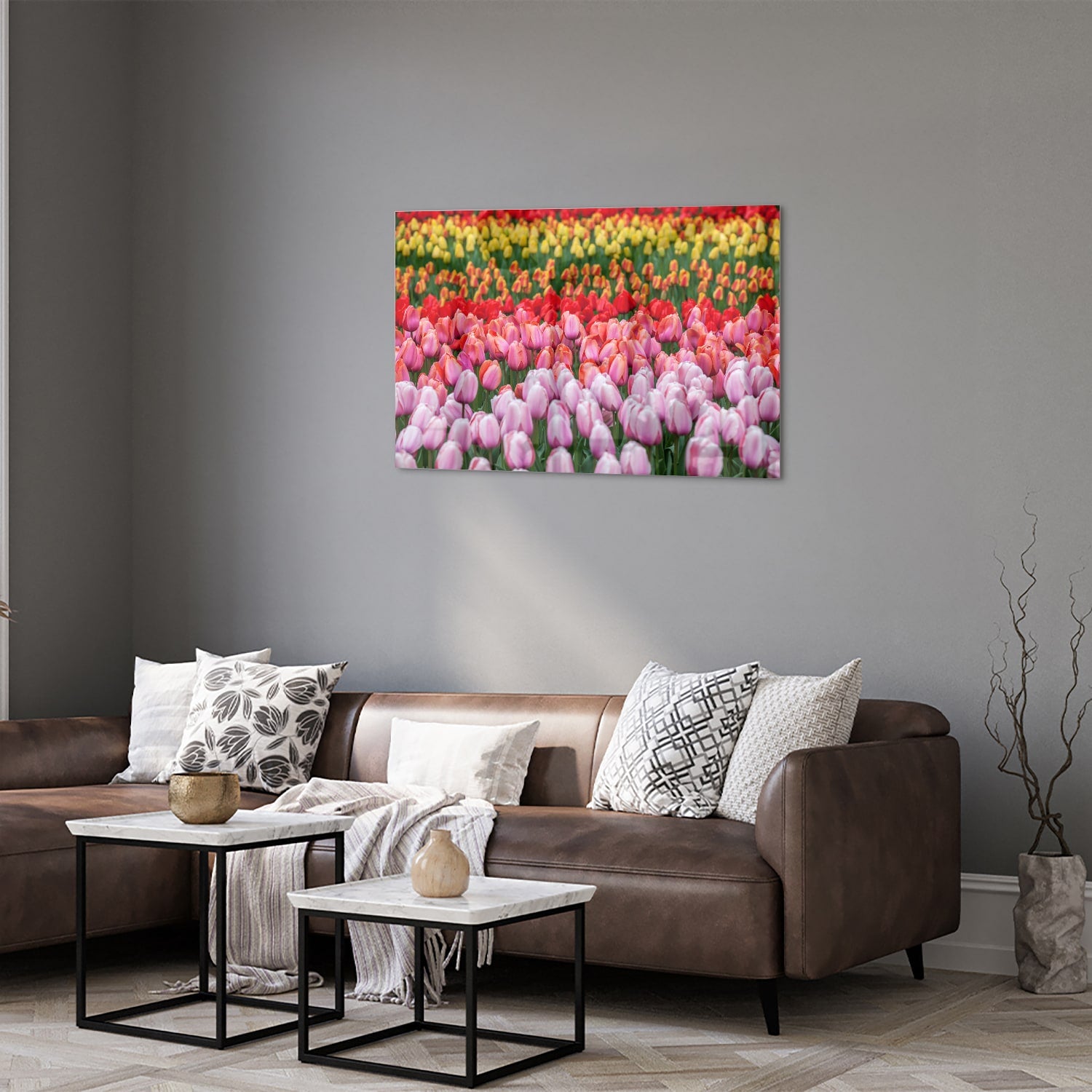 Glazen schilderij van kleurrijke tulpen in een tuin setting.