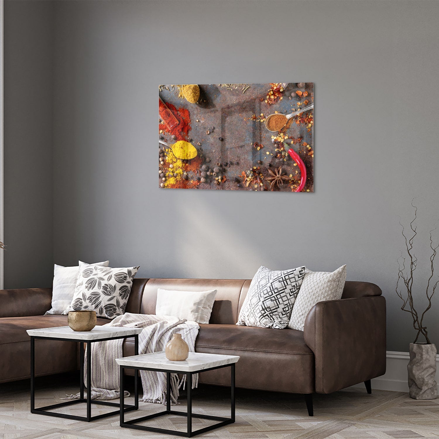 Een kleurrijk glazen schilderij met specerijen en kruiden, perfect voor keukeninrichting.