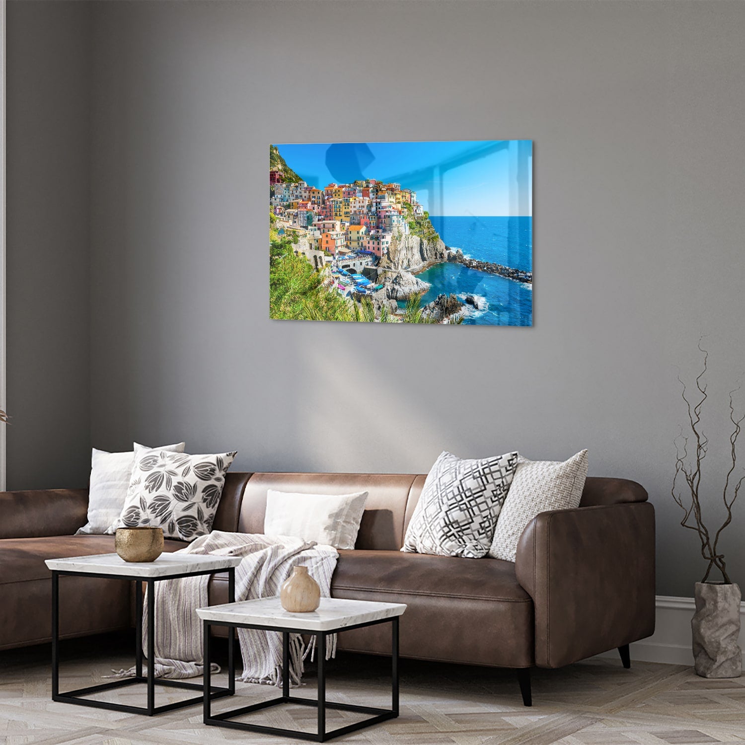 Glazen schilderij van een kleurrijke kustlijn met huizen aan de zee