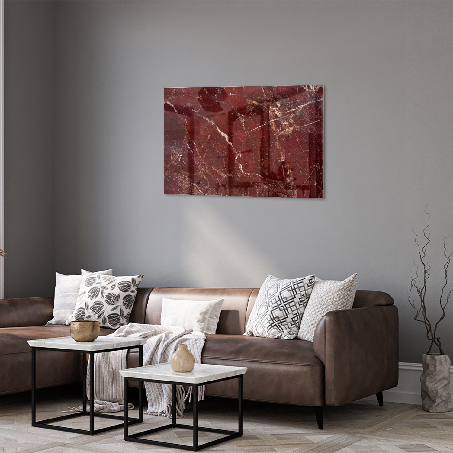 Rood glazen schilderij met marmerlook aan de muur boven een houten kast