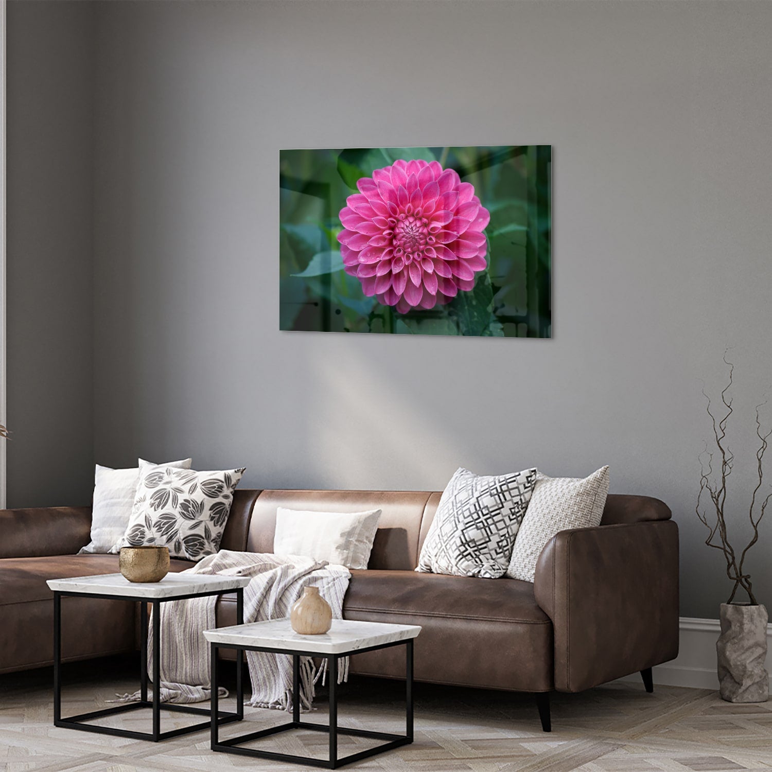 Glazen schilderij met een grote roze bloem, perfect voor wanddecoratie.