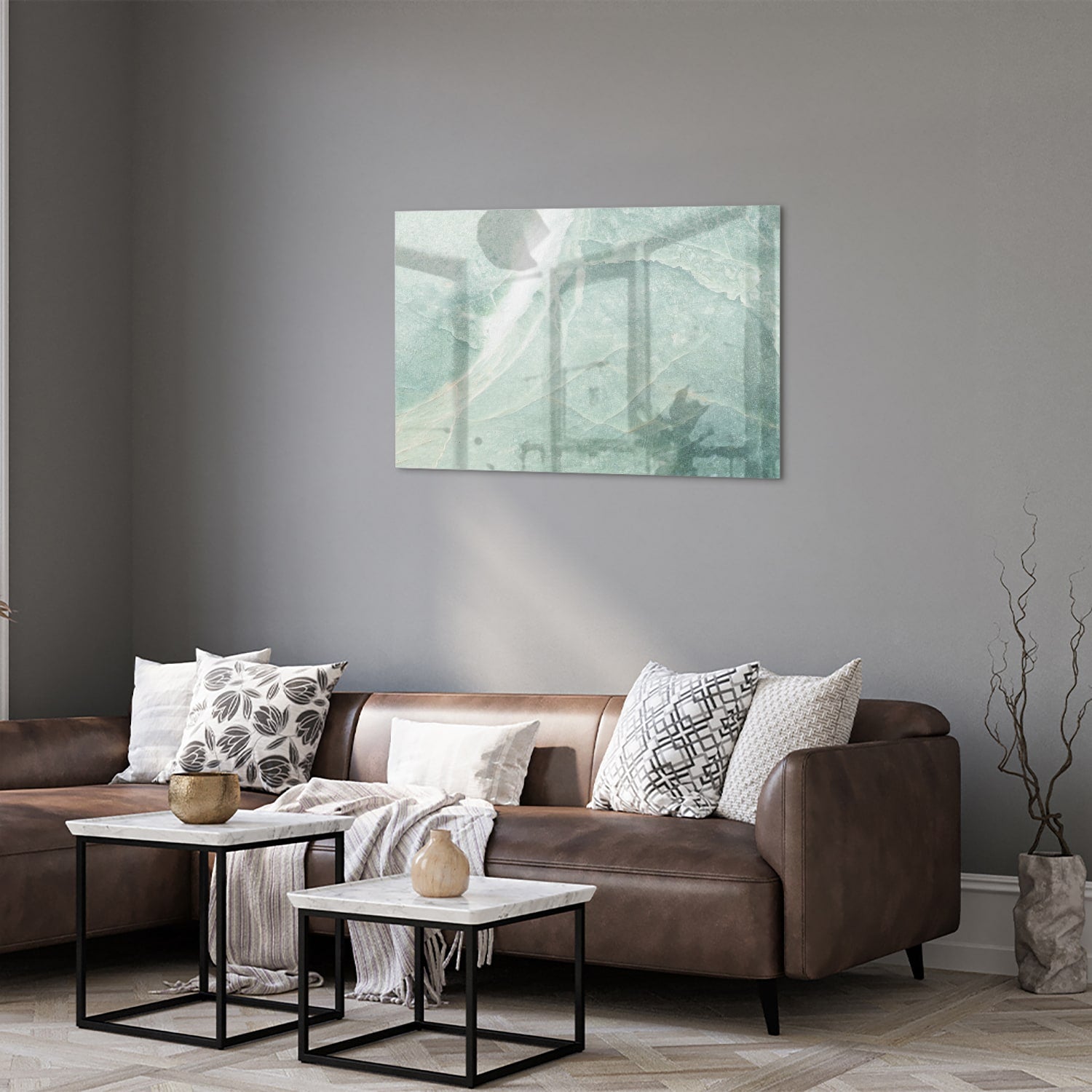 Abstract groen glazen schilderij aan de muur boven een houten meubel.