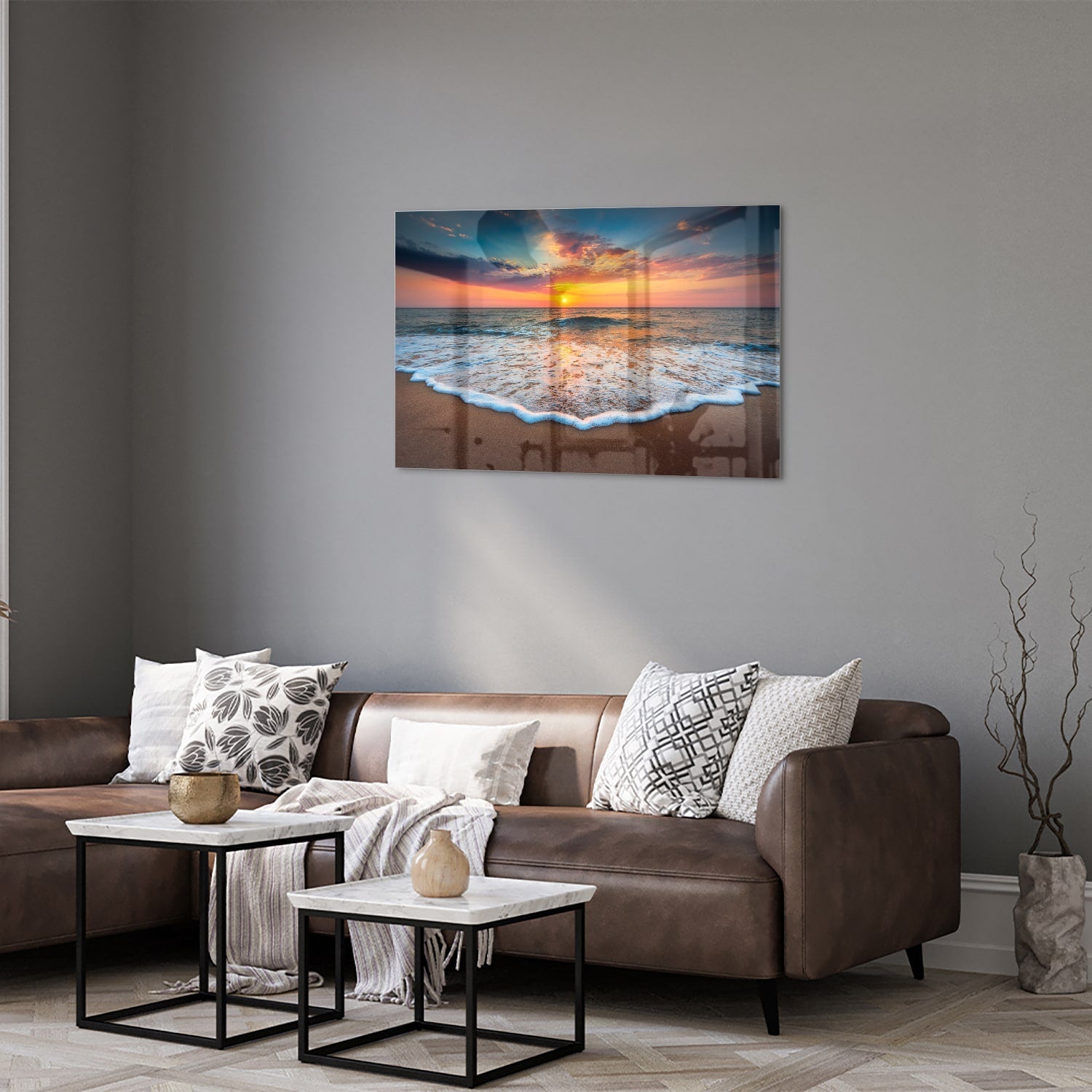 Glazen schilderij van een zonsondergang boven de zee met een warme kleurenpalet.