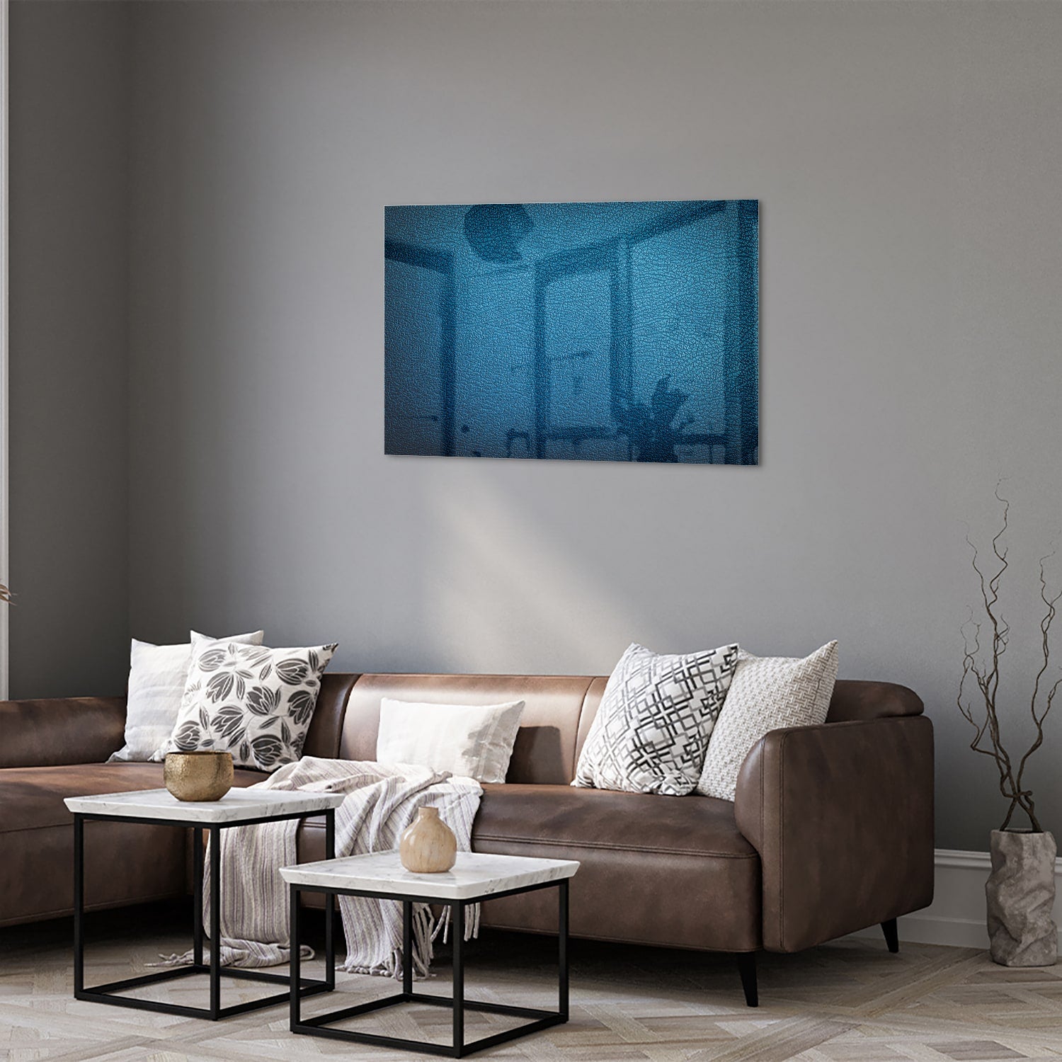 Blauw glazen schilderij met reflecties aan de muur in een moderne woonkamer.