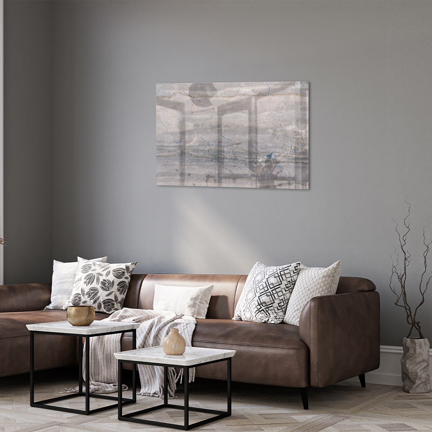 Glazen schilderij in aardetinten hangt aan de muur in een moderne woonkamer.