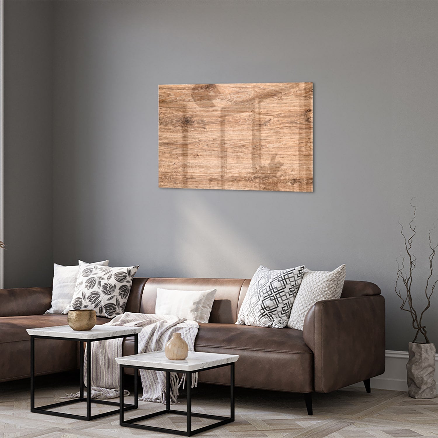 Glazen schilderij met een natuurlijke houtlook boven een moderne kast