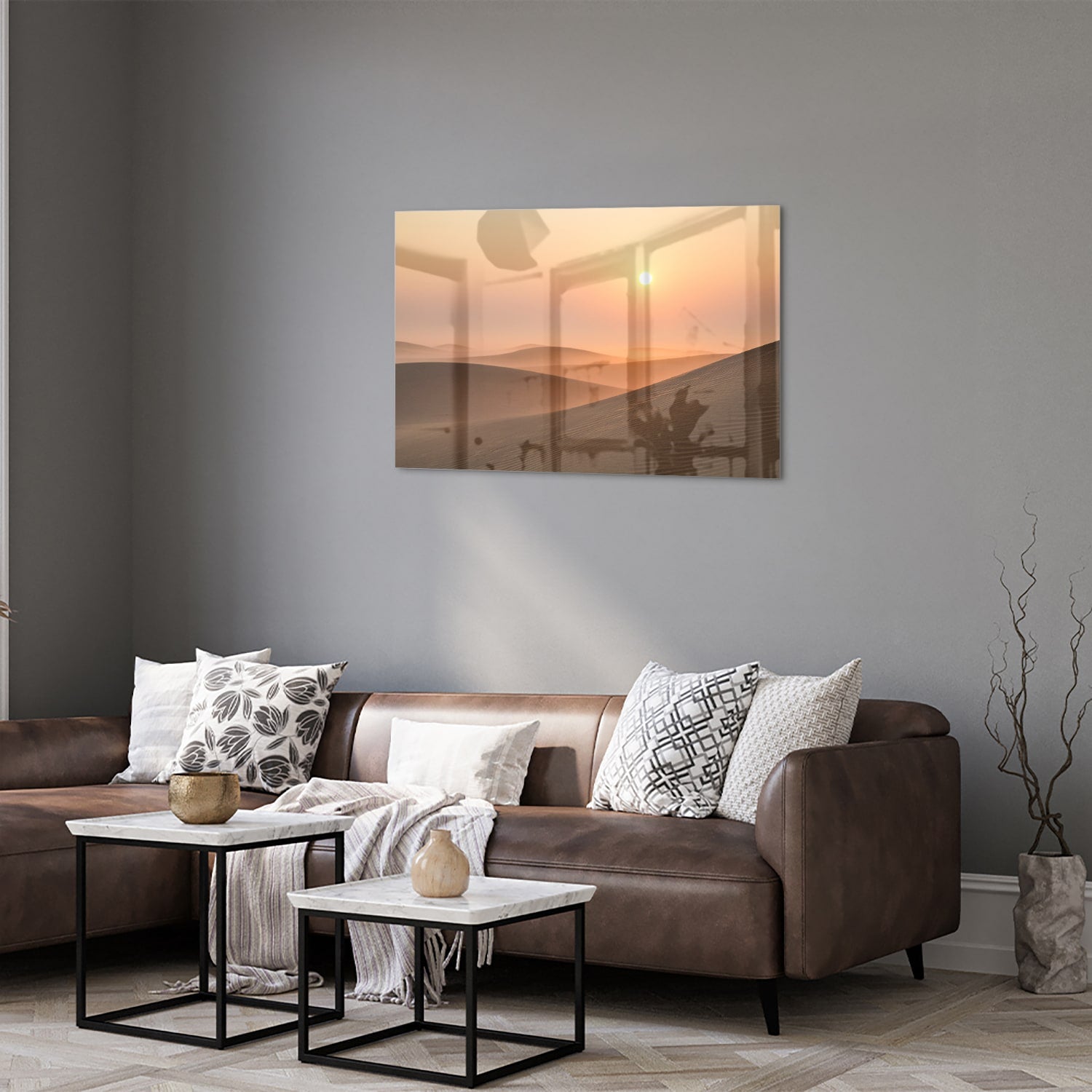 Glazen schilderij van een zonsondergang met warme kleuren in een modern interieur.