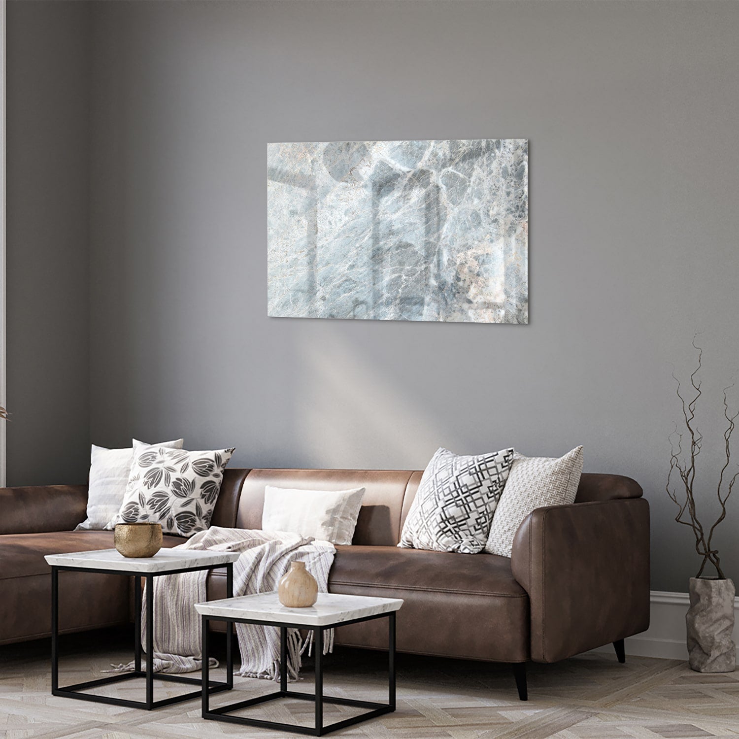 Uniek glazen schilderij met marmerlook in blauwtinten aan de muur