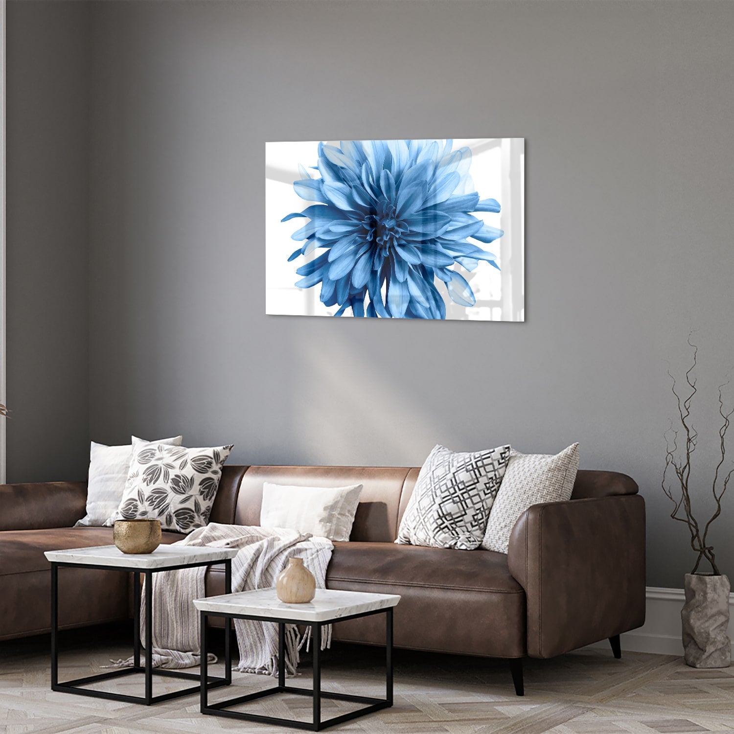 Glazen schilderij van een blauwe bloem in een moderne woonkamer