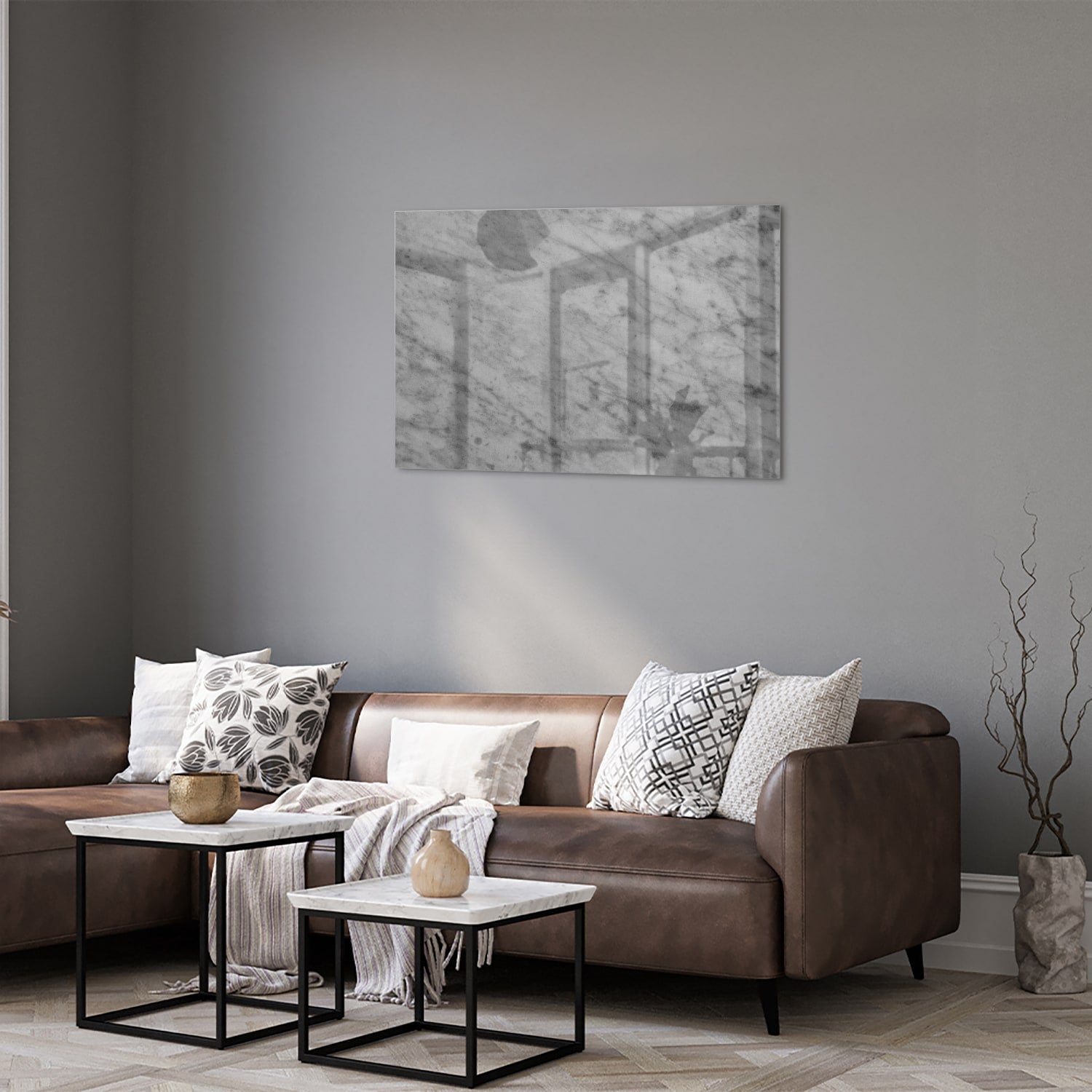 Glazen schilderij met marmerlook in een stijlvolle woonkamer met een houten meubel.