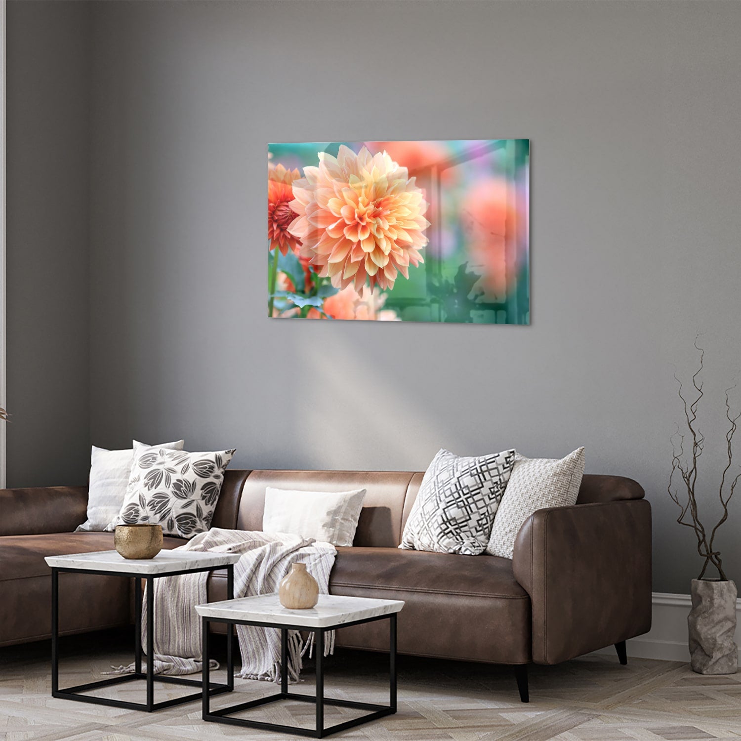 Glazen schilderij met een pastelroze dahlia in een modern interieur
