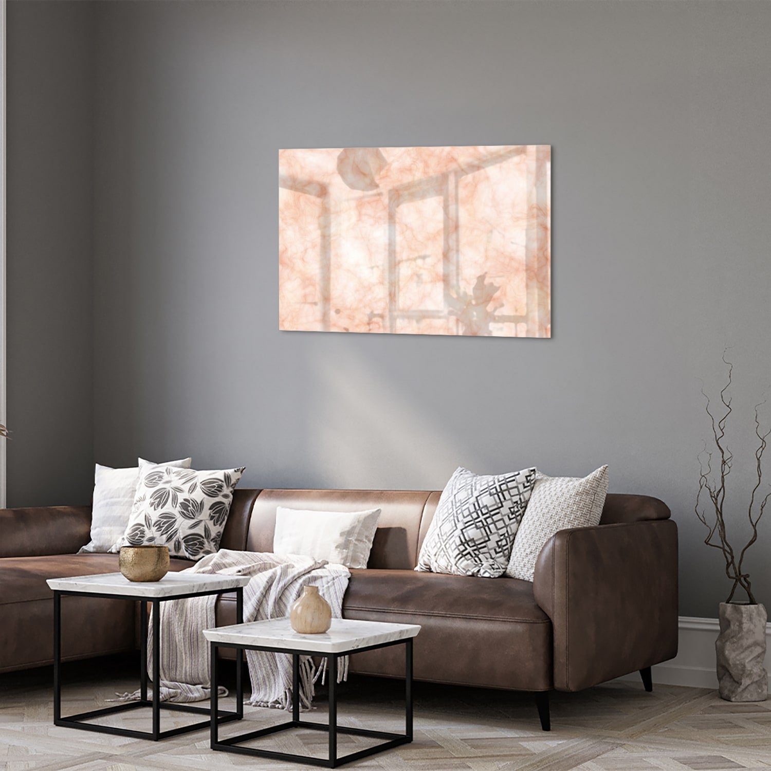 Lichtroze abstract glazen schilderij aan de muur boven een houten kast.