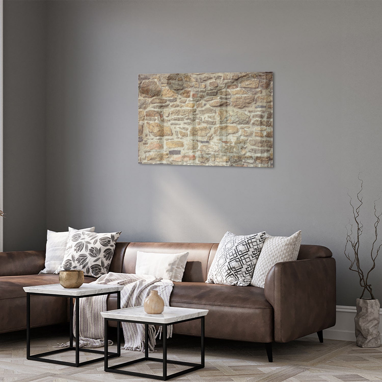 Glazen schilderij van een rustieke stenen muur in een lichte woonkamer.