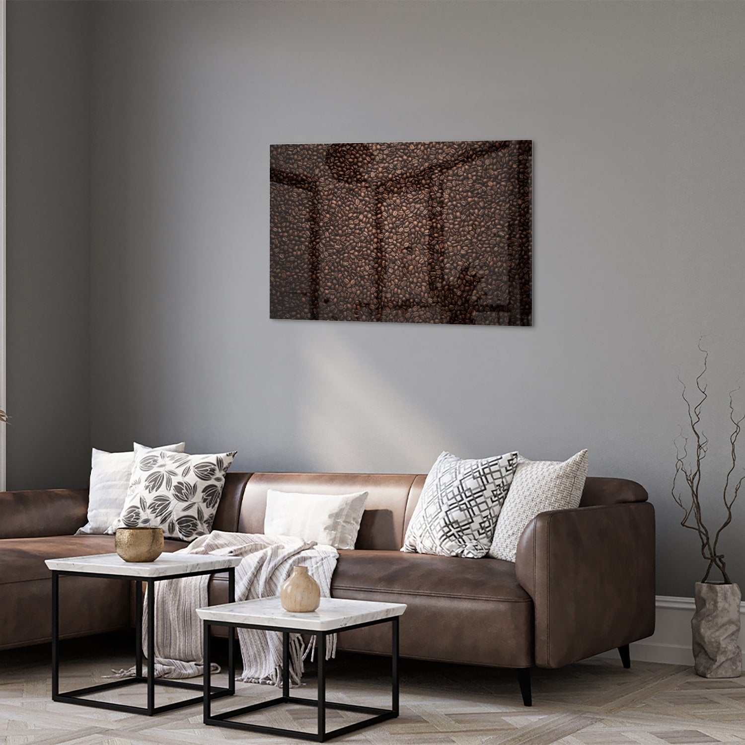 Glazen schilderij met abstracte patronen in warme kleuren aan de muur.