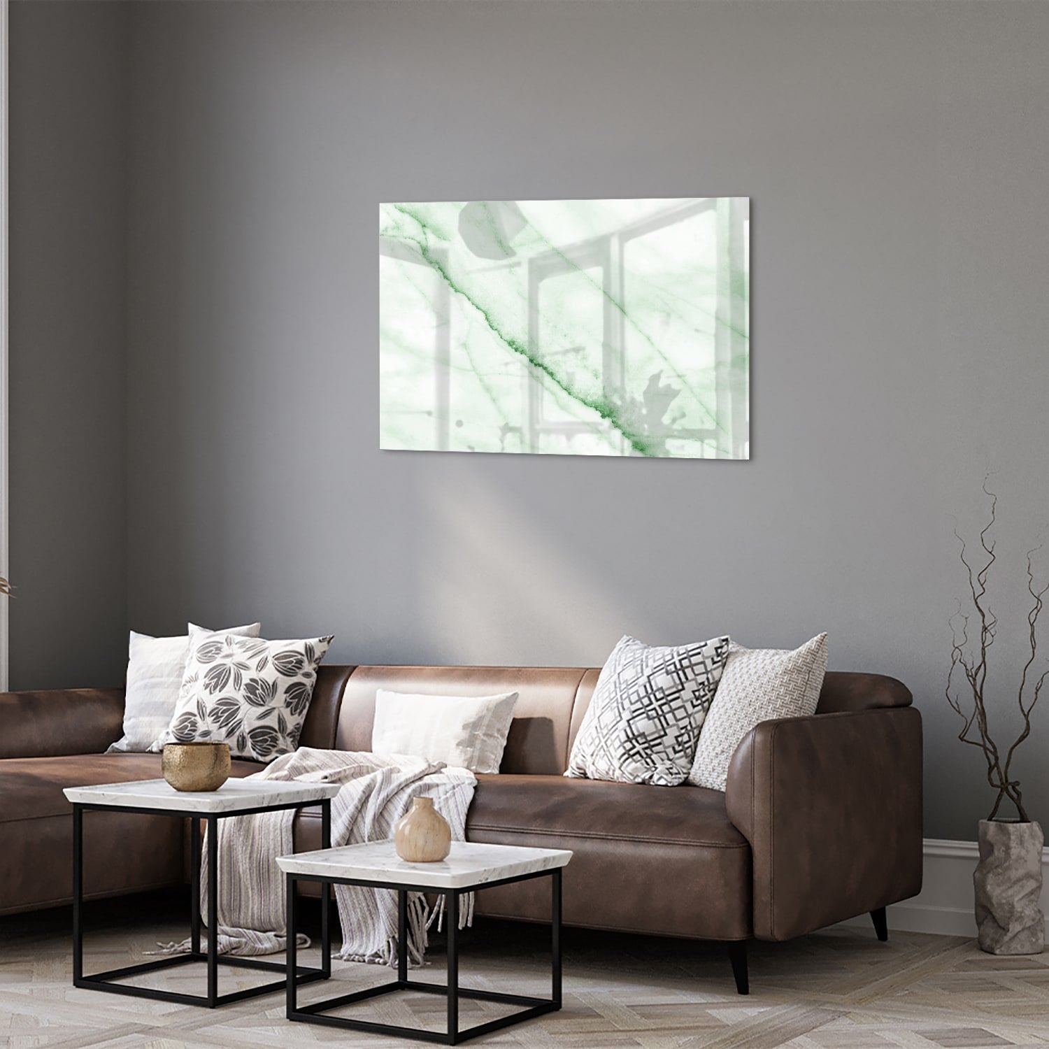 Glazen schilderij met een groene marmerlook aan de muur in een moderne woonkamer.