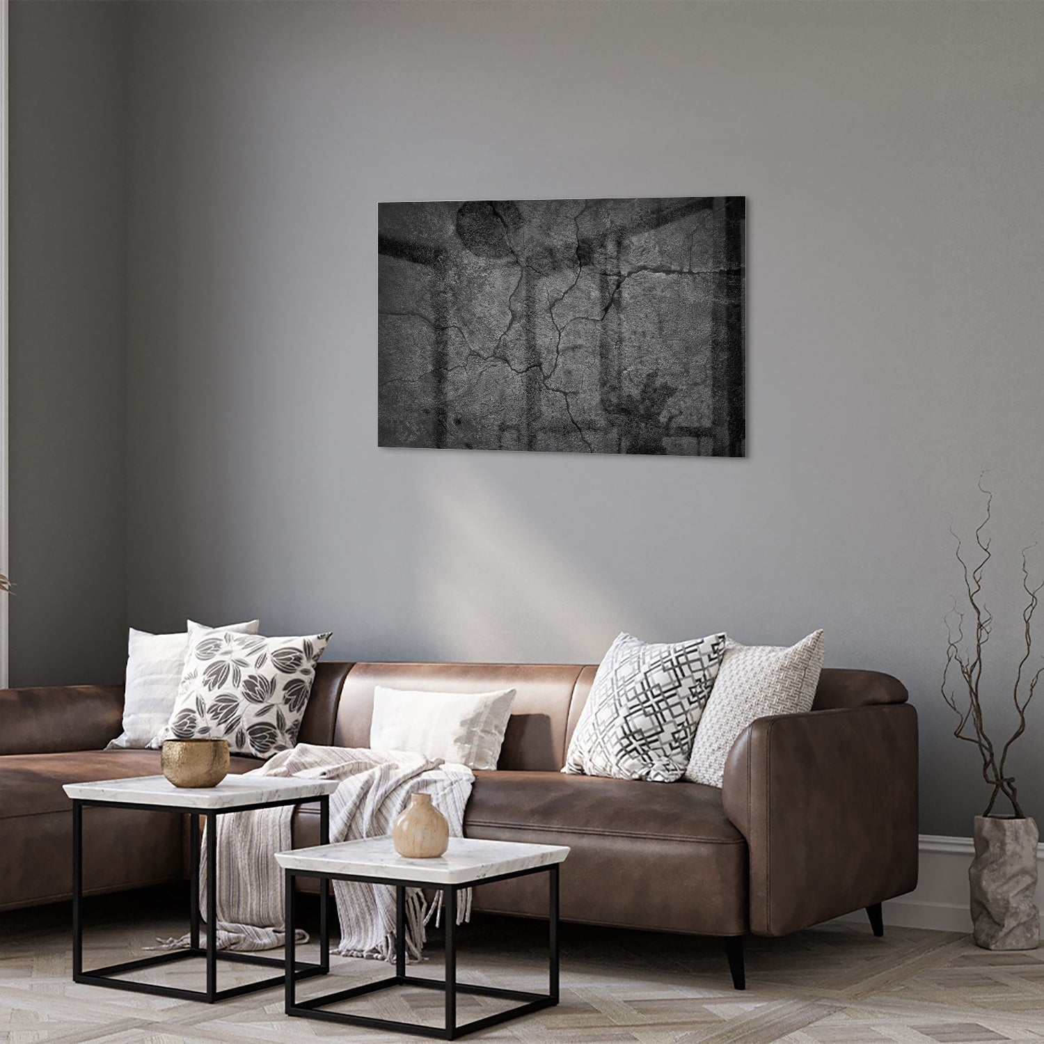 Abstract glas schilderij met een gebarsten textuur aan de muur in een moderne woonkamer.