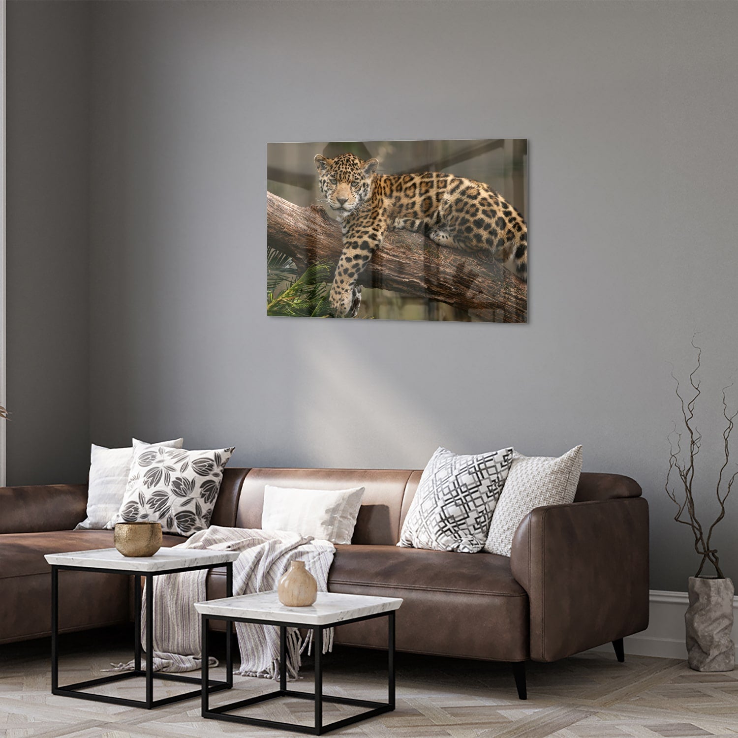 Glas schilderij van een jaguar die op een tak ligt, met een natuurlijke achtergrond.