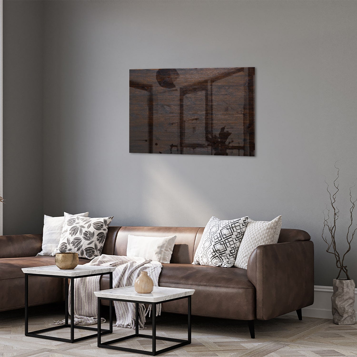 Stijlvol glazen schilderij in warme houttinten aan de muur